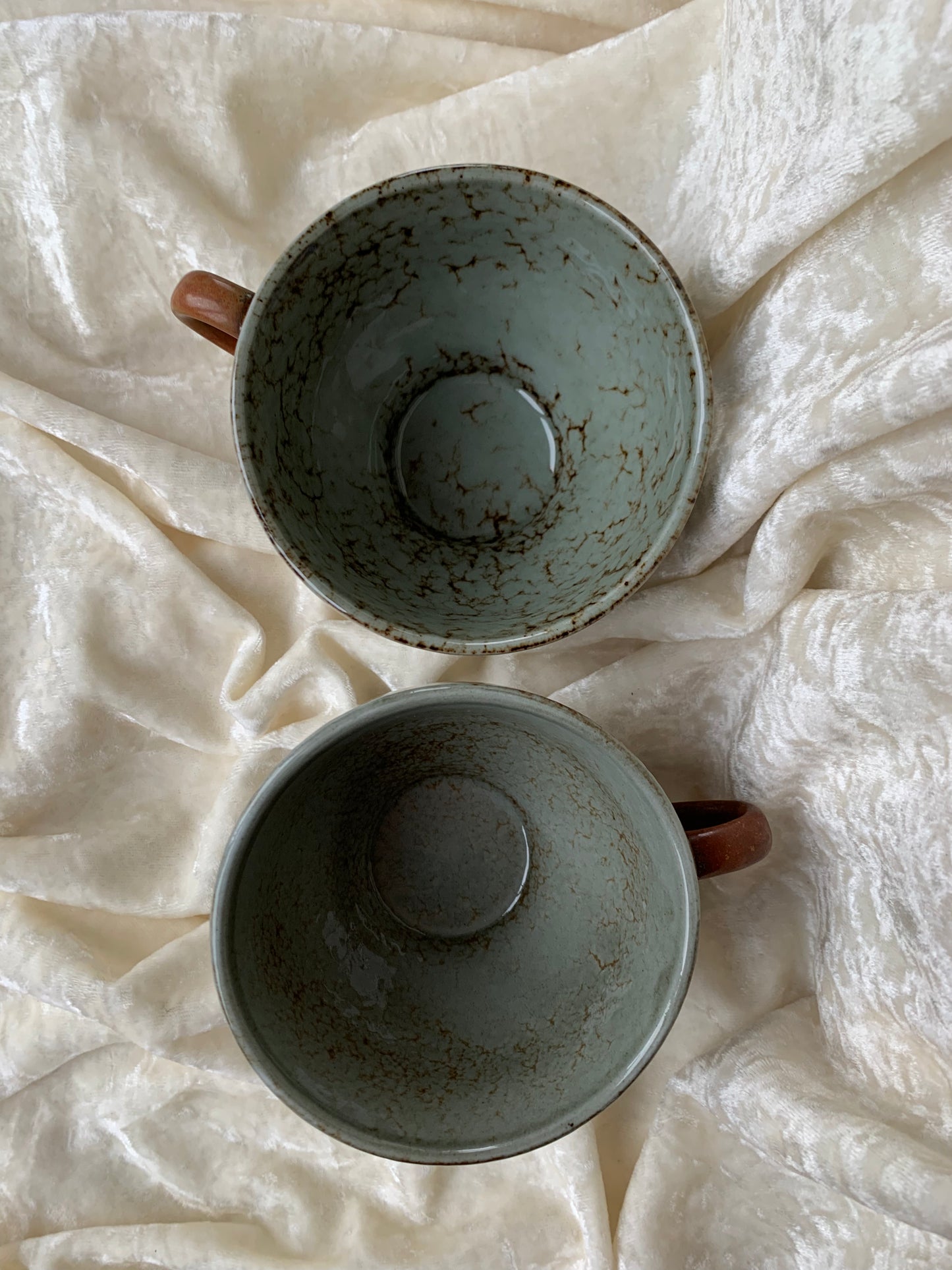 Deux tasses en grès émaillé