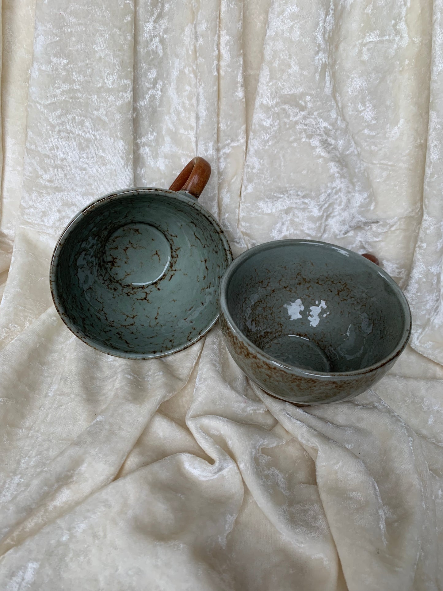 Deux tasses en grès émaillé