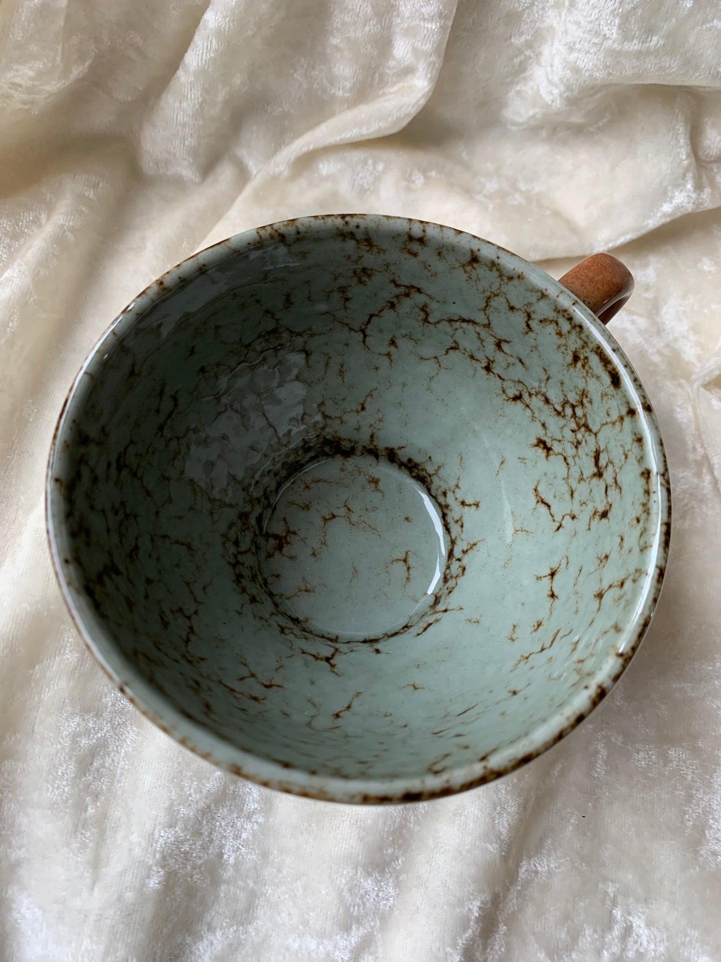 Deux tasses en grès émaillé