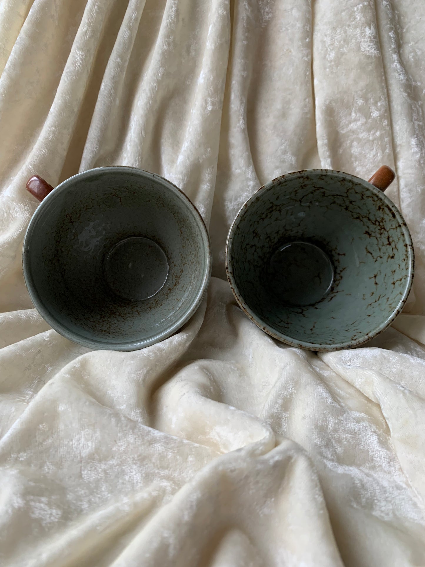 Deux tasses en grès émaillé