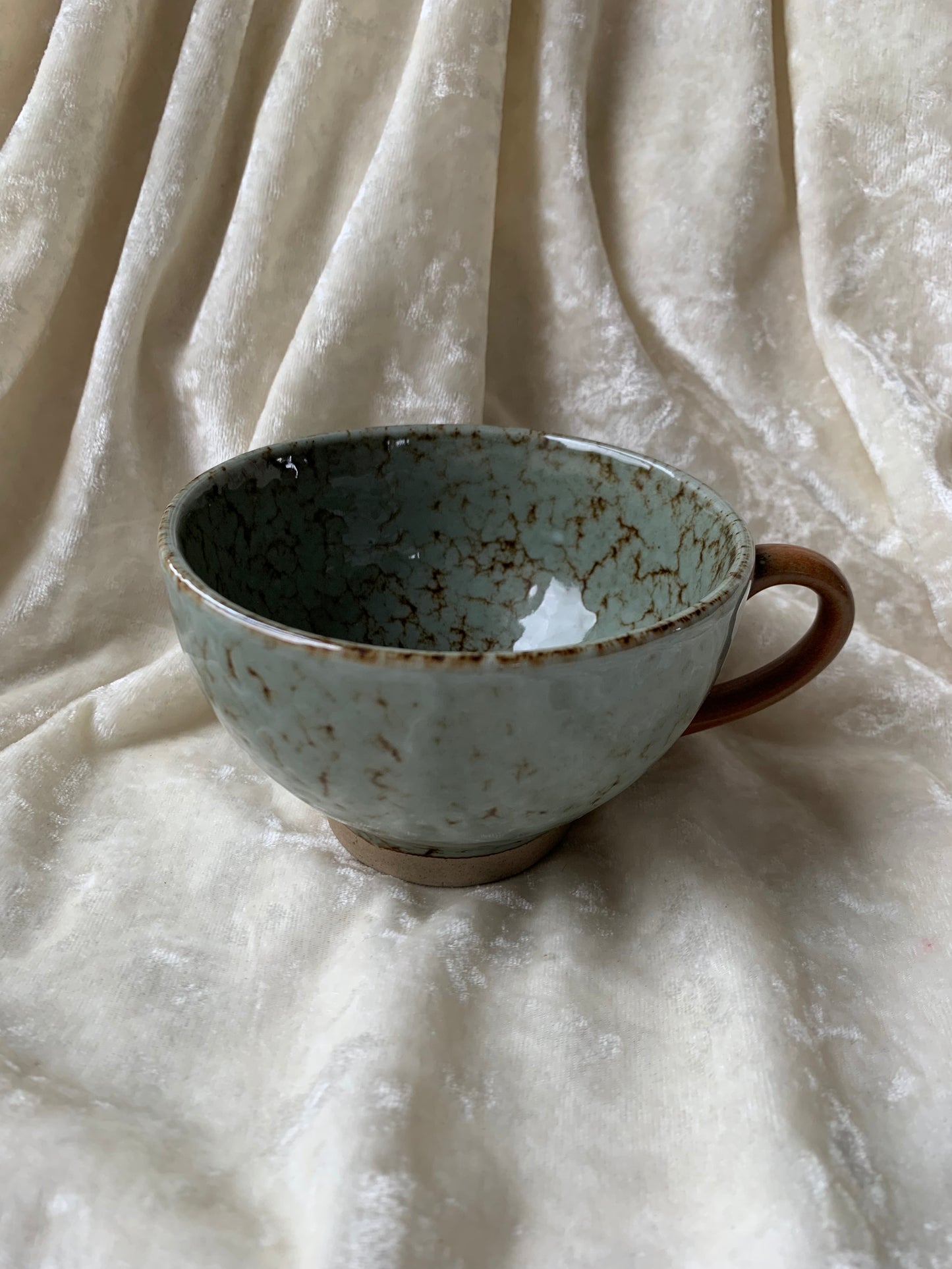 Deux tasses en grès émaillé