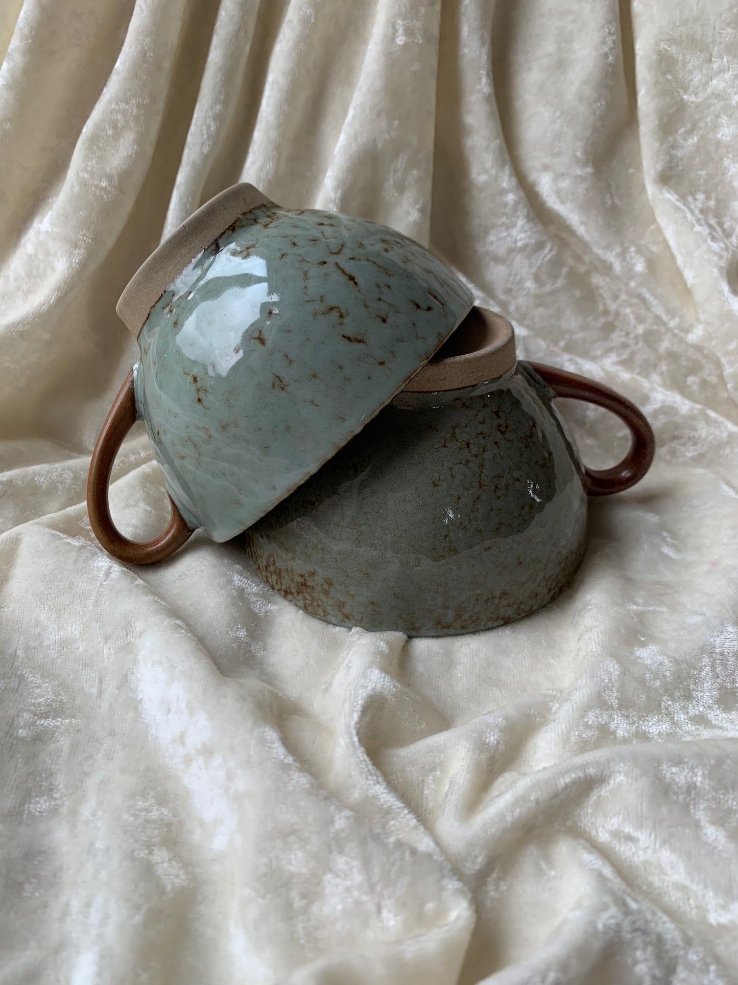 Deux tasses en grès émaillé