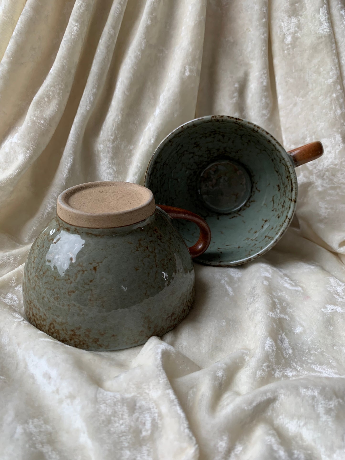 Deux tasses en grès émaillé
