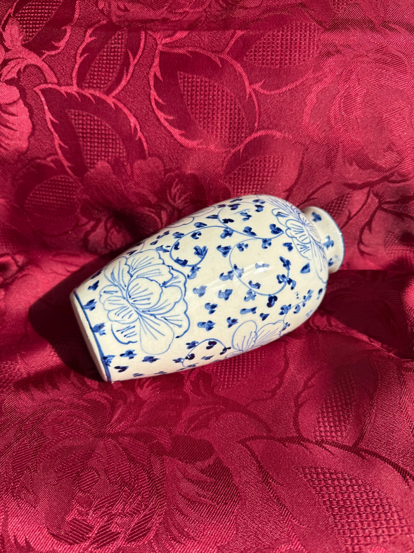 Vase en céramique fleurs bleues peintes à la main