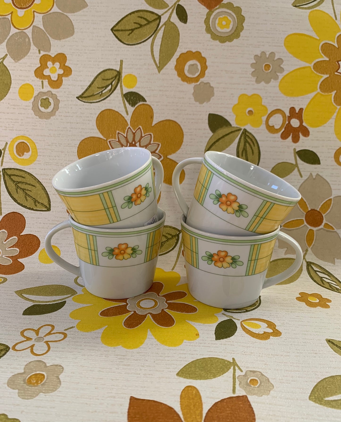 Quatre petites tasses fleurs vintage en porcelaine