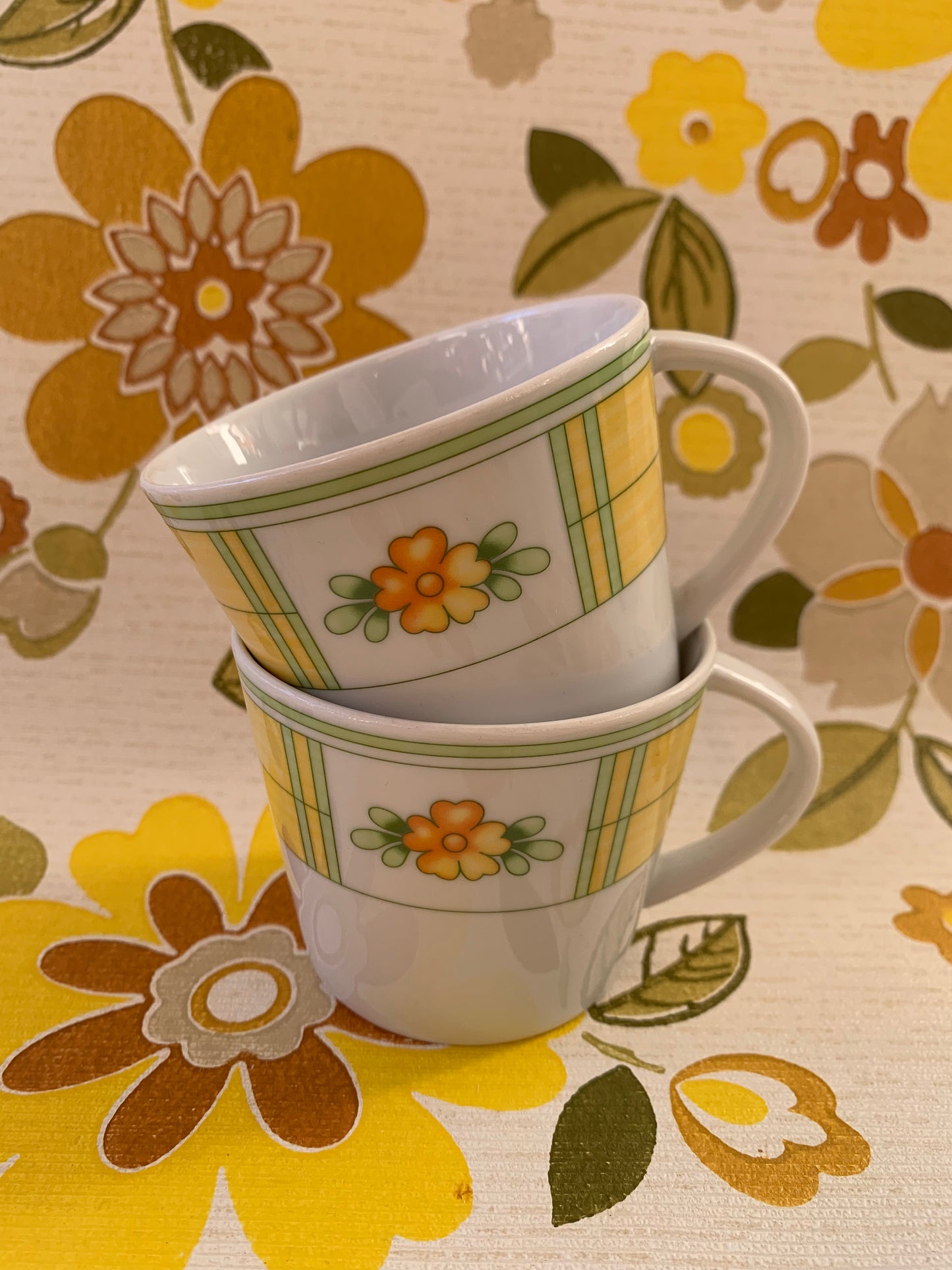 Quatre petites tasses fleurs vintage en porcelaine
