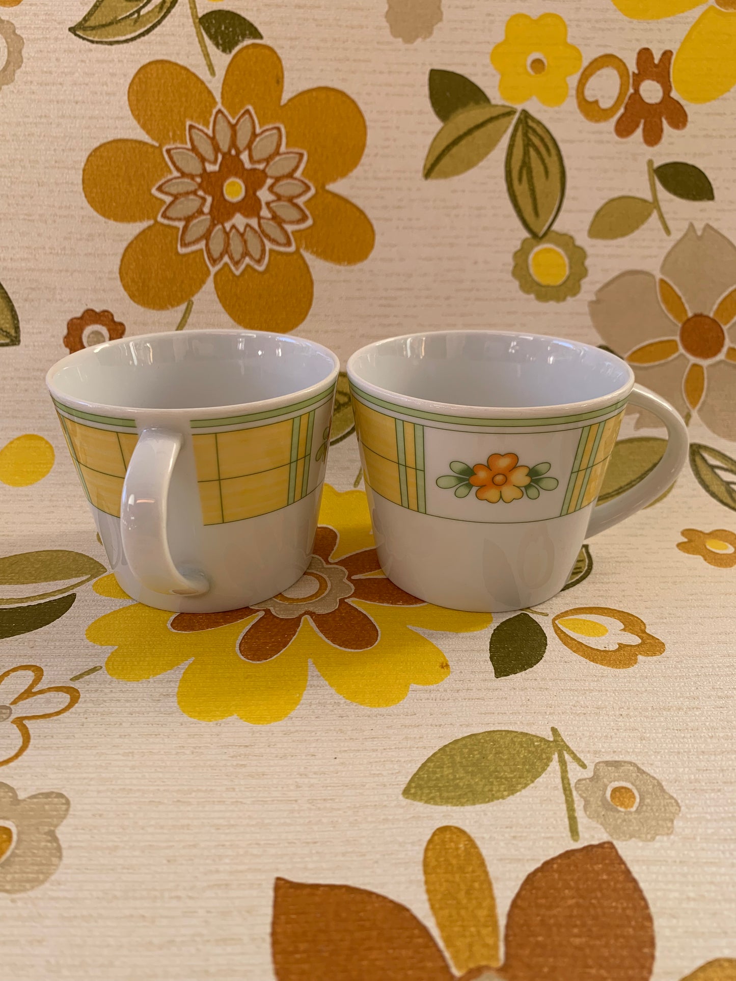 Quatre petites tasses fleurs vintage en porcelaine