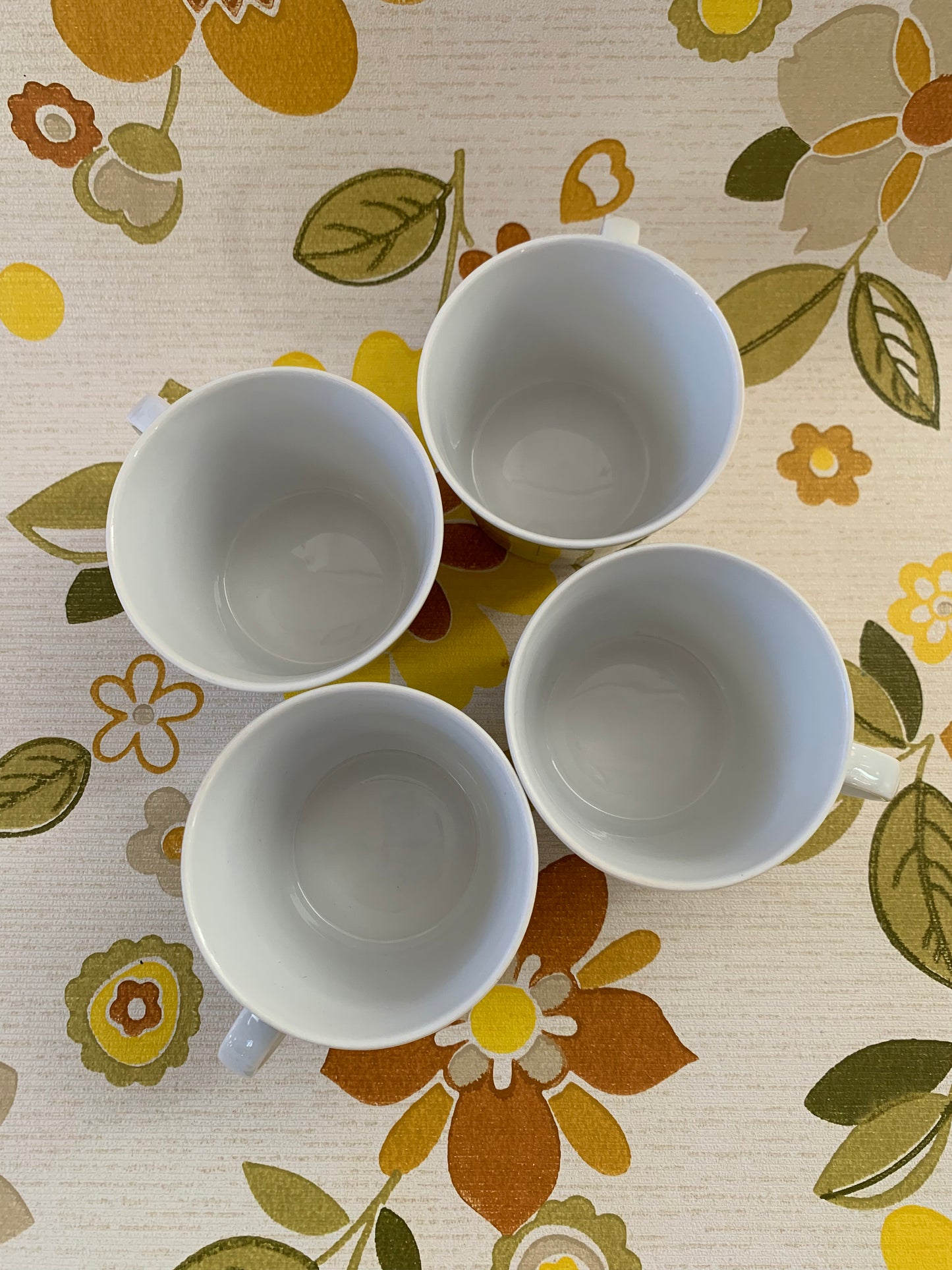 Quatre petites tasses fleurs vintage en porcelaine
