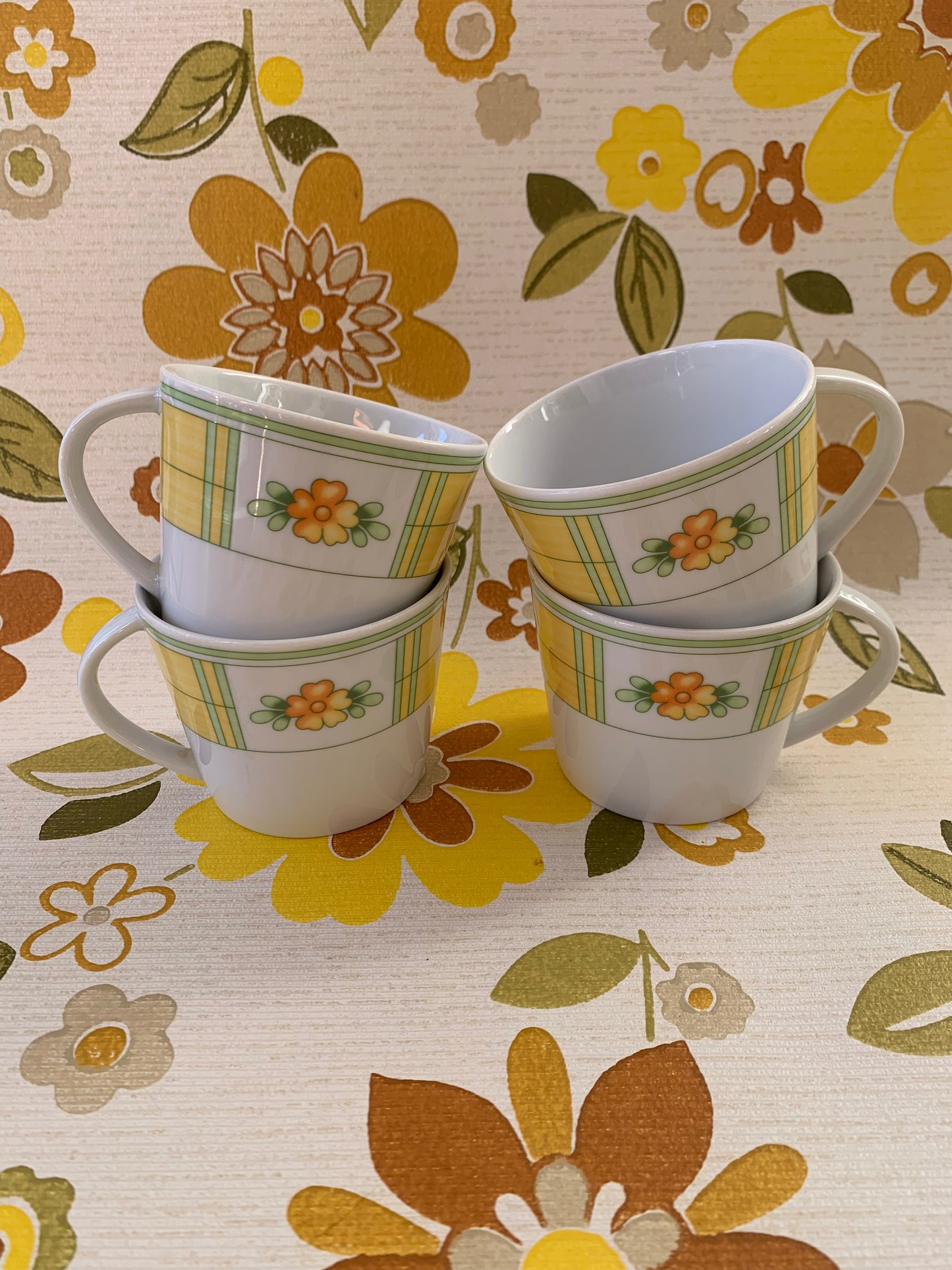 Quatre petites tasses fleurs vintage en porcelaine