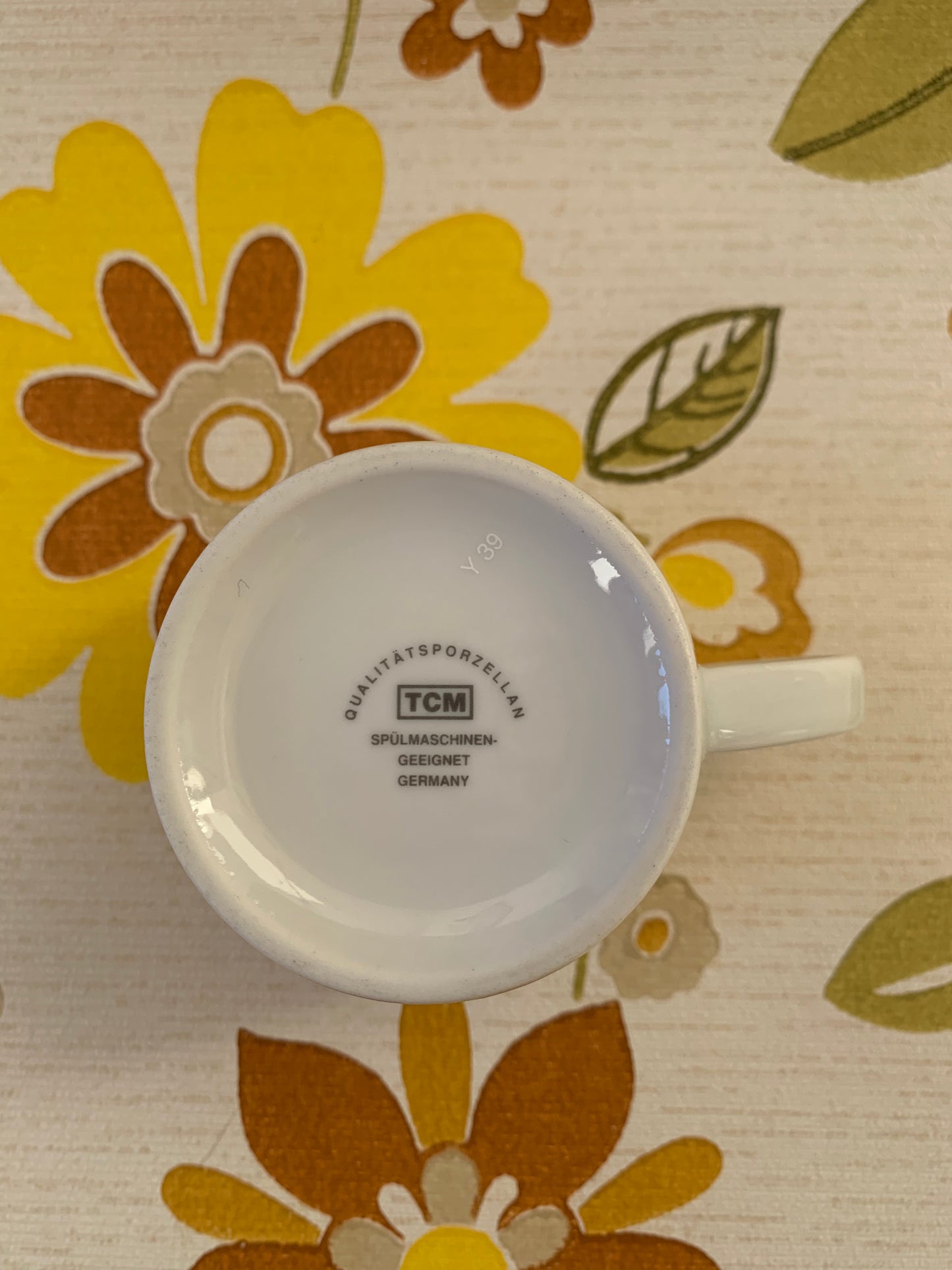Quatre petites tasses fleurs vintage en porcelaine