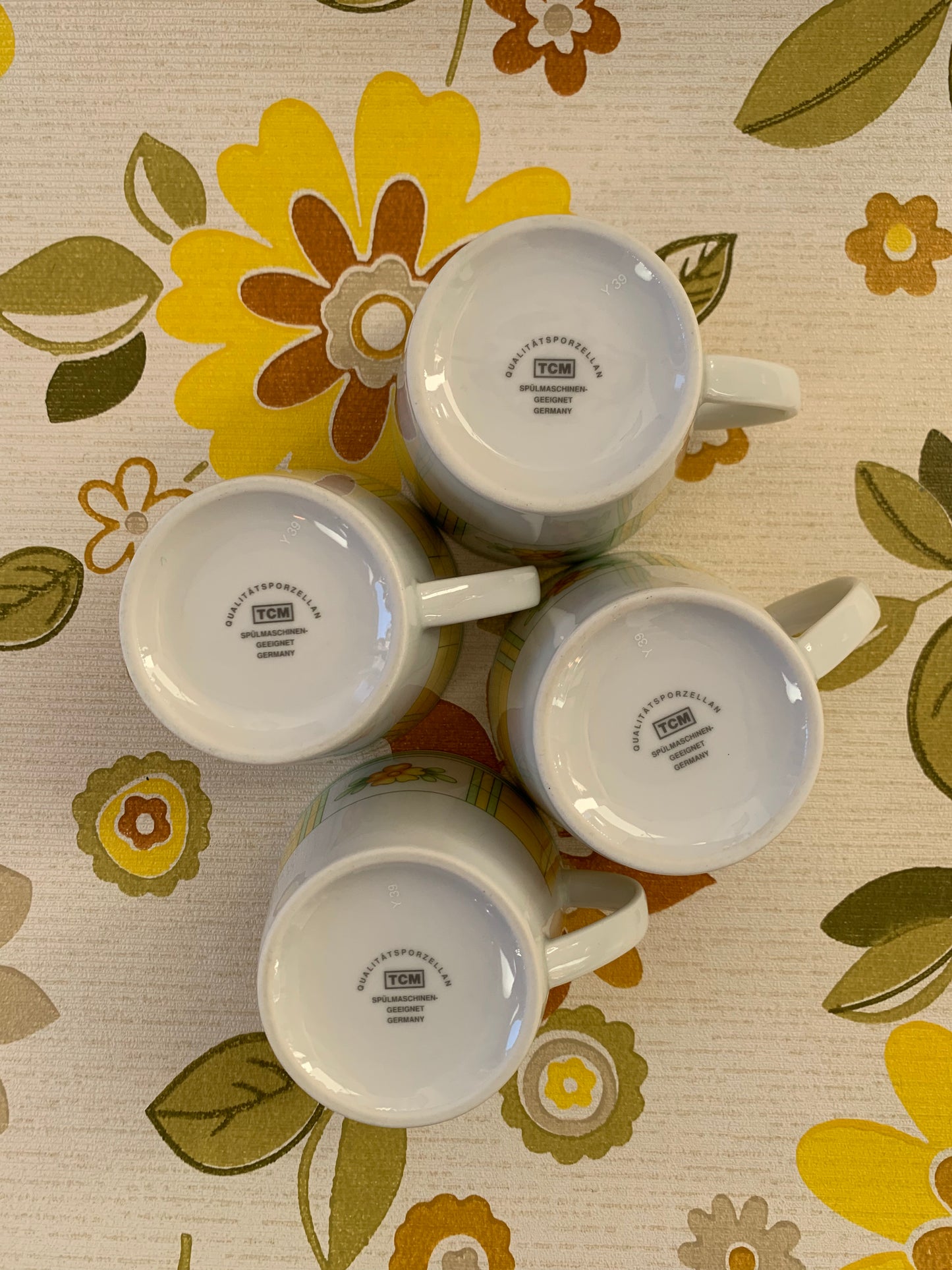 Quatre petites tasses fleurs vintage en porcelaine