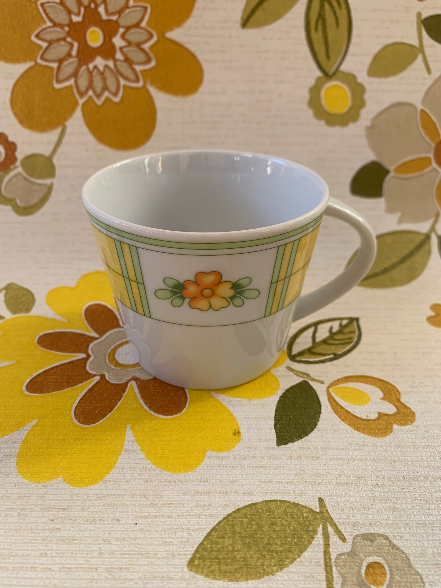 Quatre petites tasses fleurs vintage en porcelaine