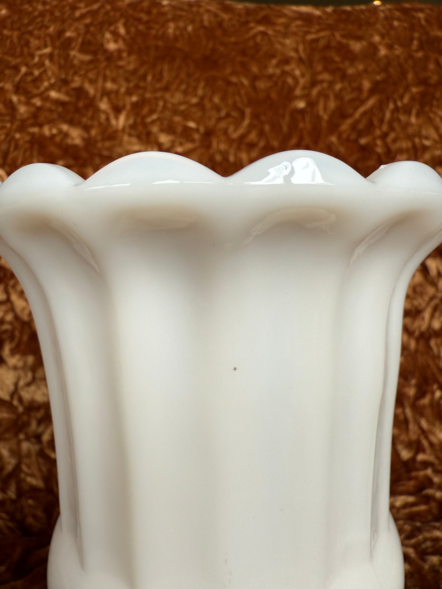 Vase style romain en opaline blanche