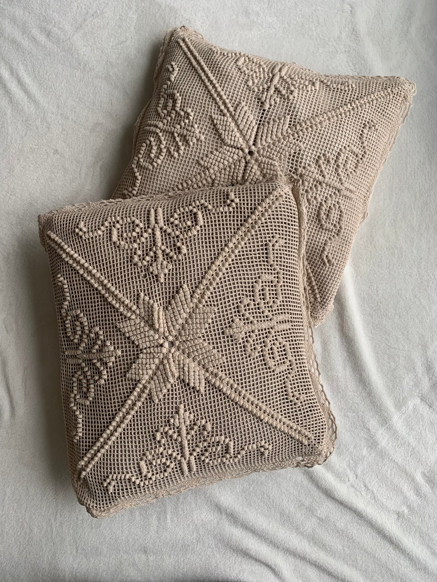 Housse de coussin en crochet