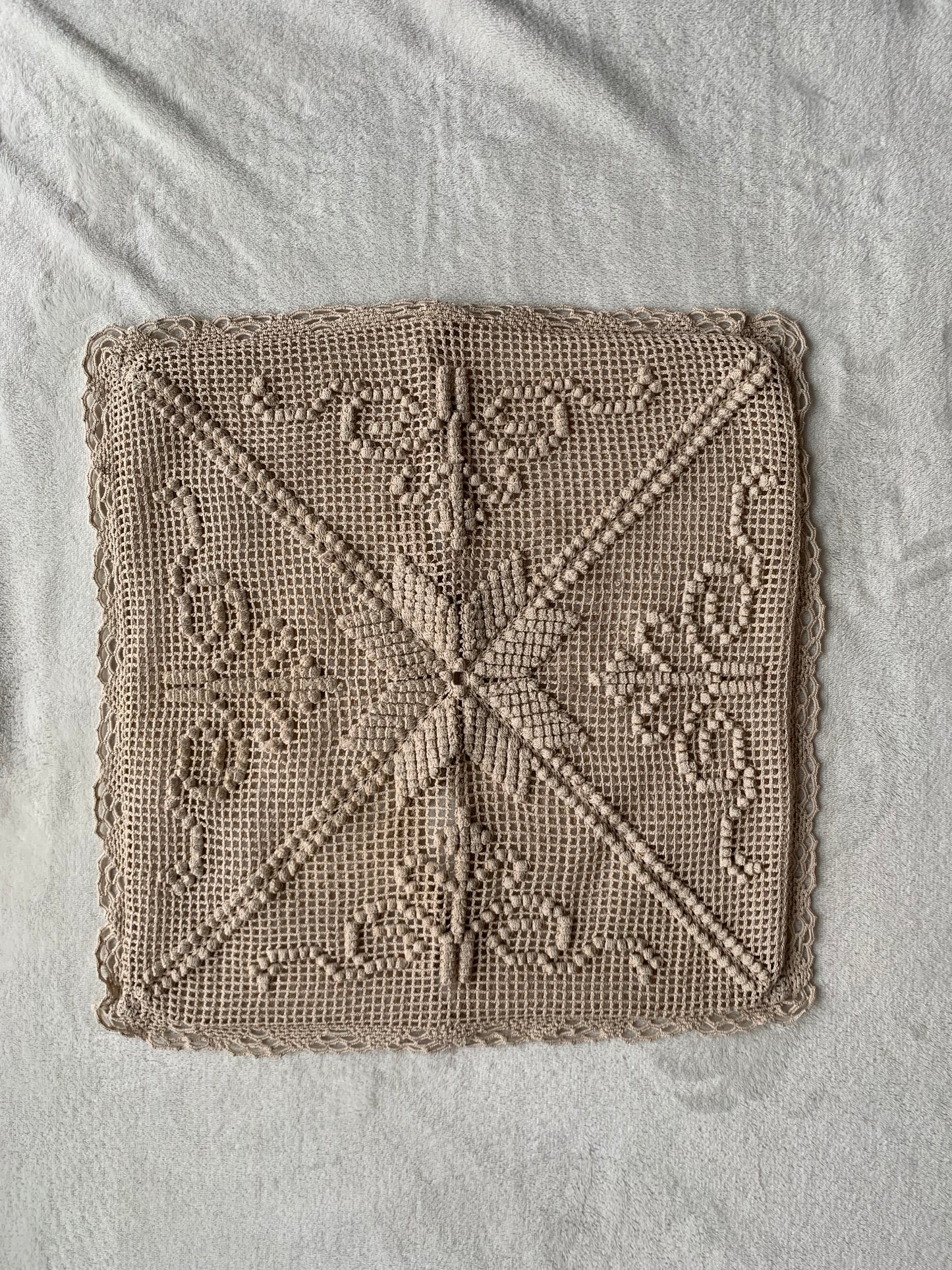 Housse de coussin en crochet