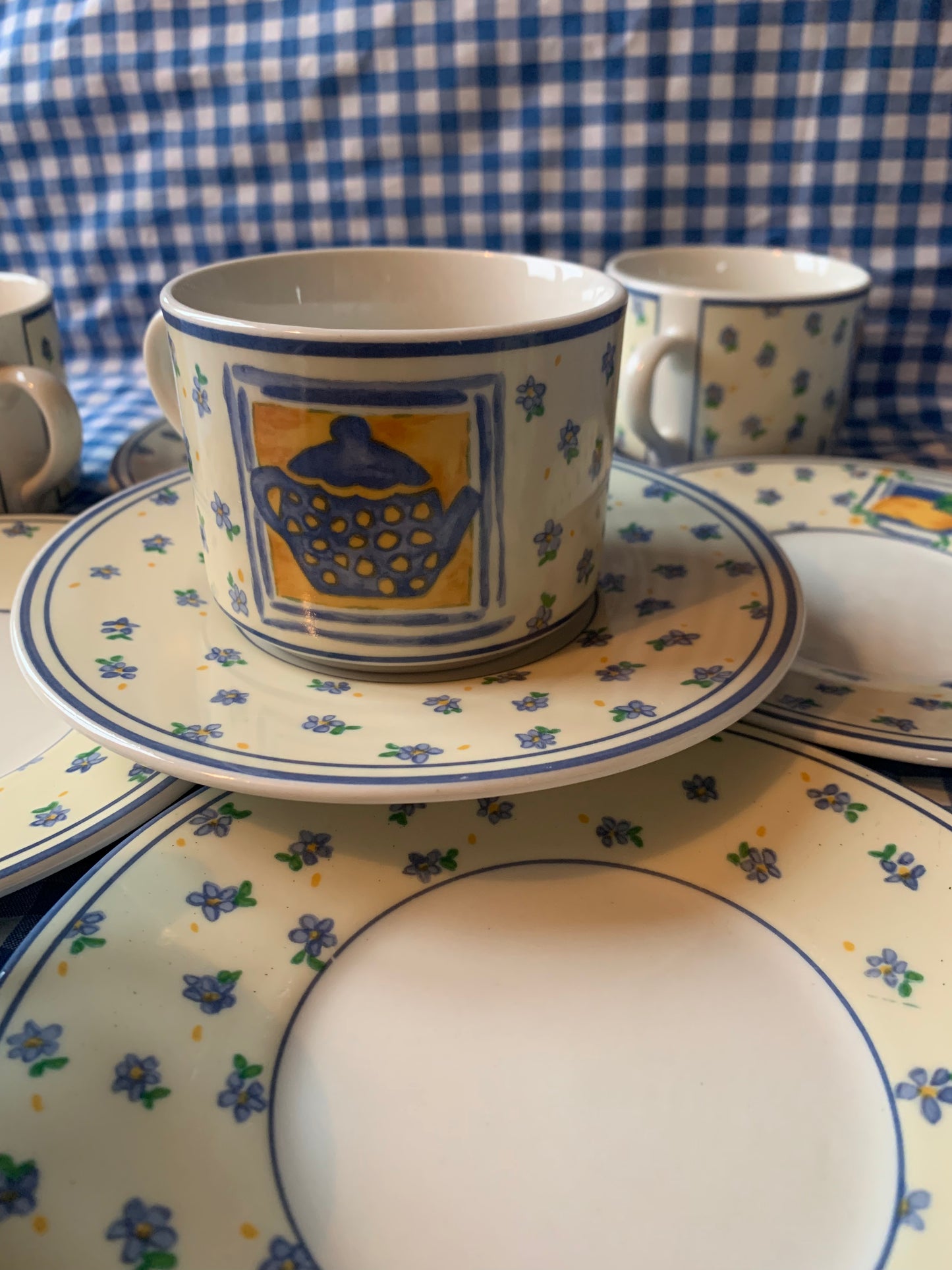 Cinq tasses thé / café en porcelaine avec leurs assiette Royal Five Stars