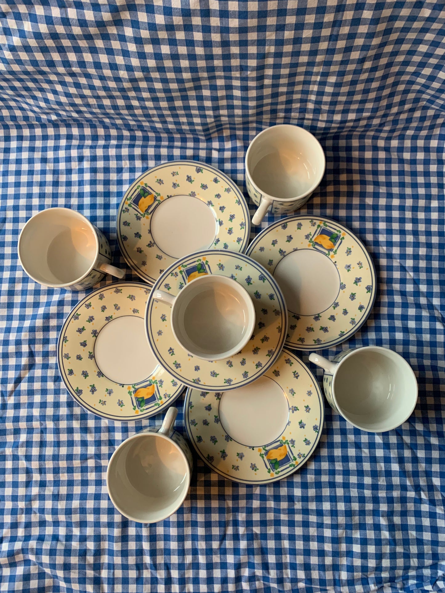 Cinq tasses thé / café en porcelaine avec leurs assiette Royal Five Stars