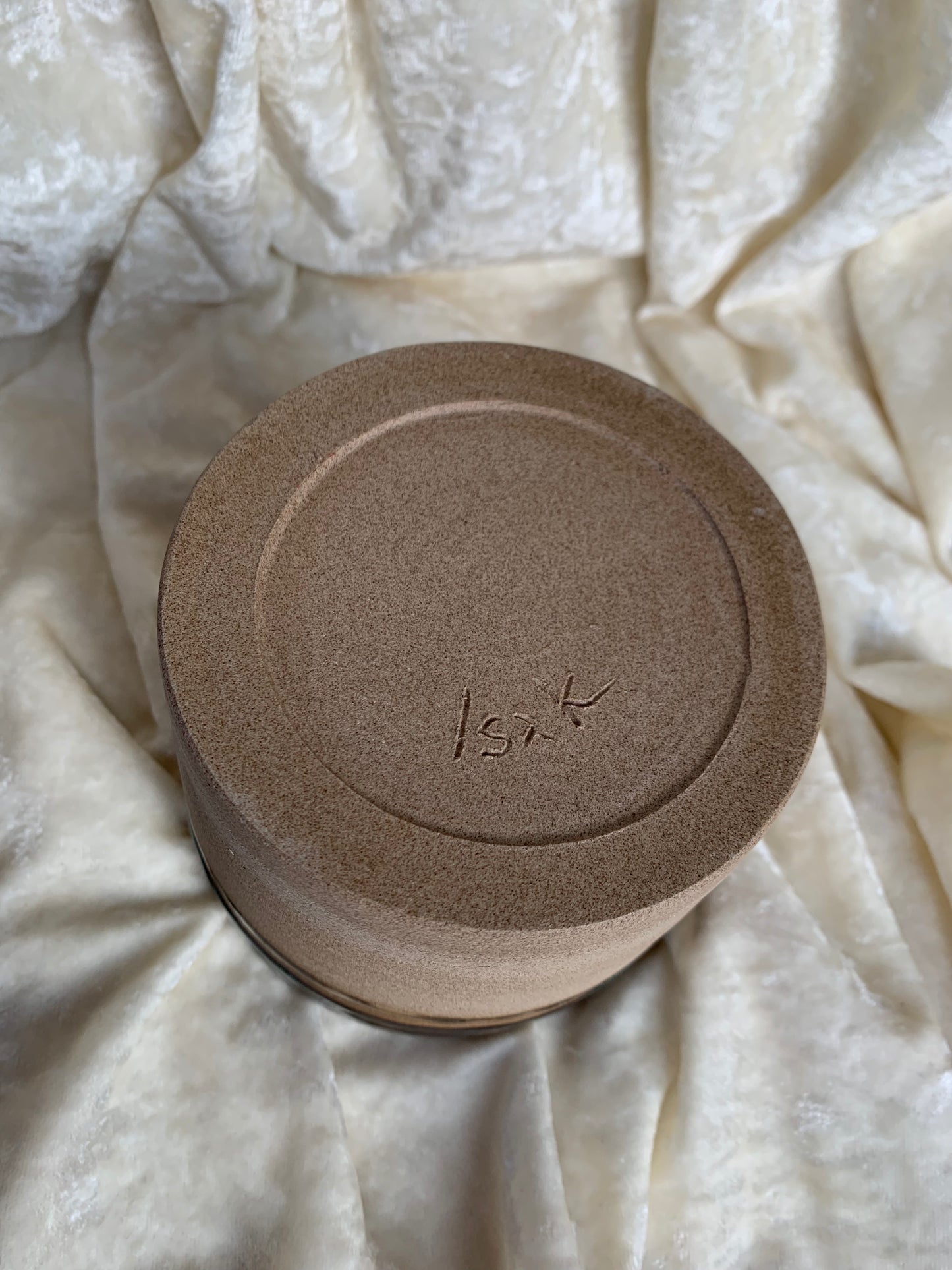 Deux pots en grès émaillés avec bec verseur