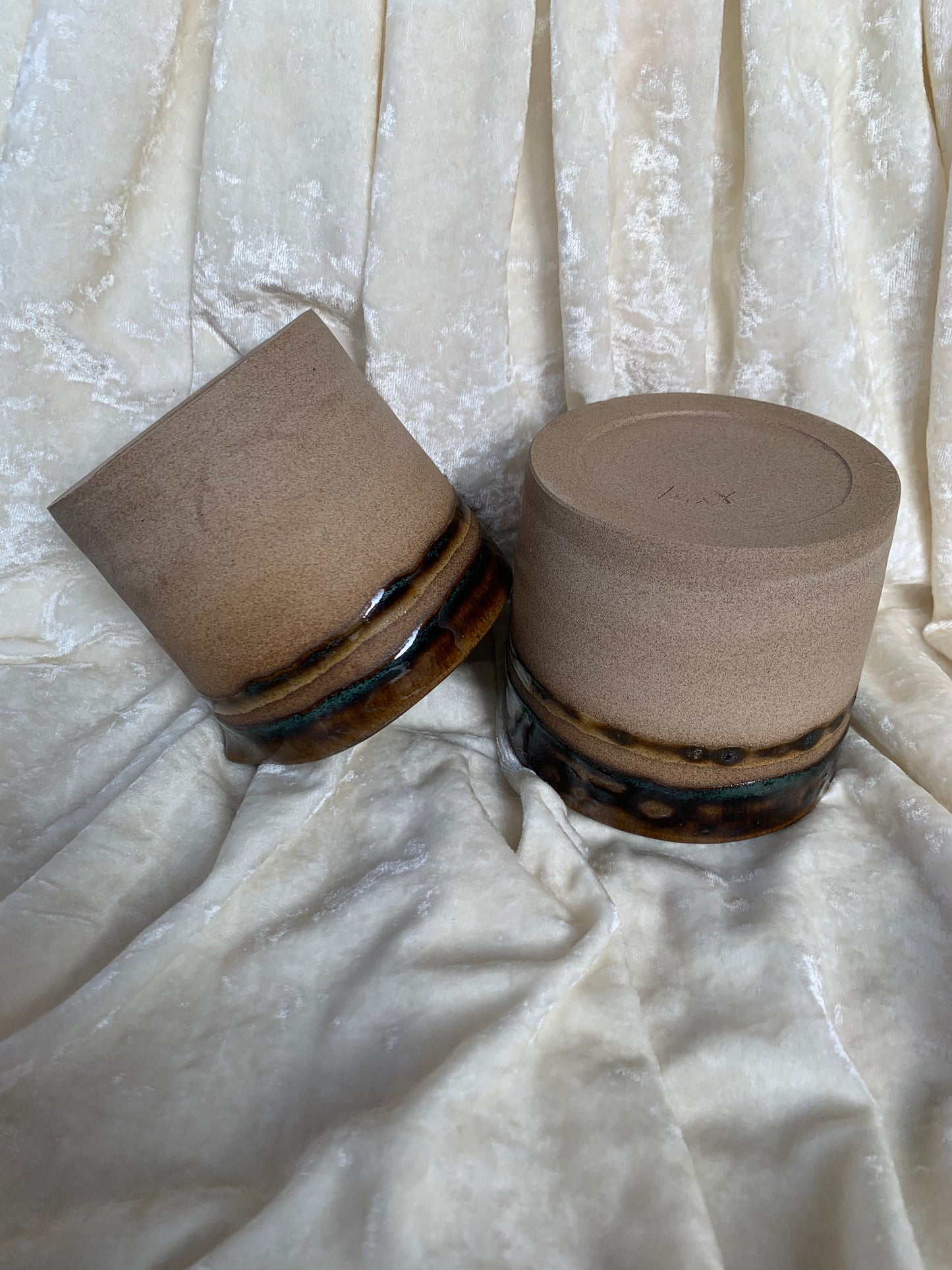 Deux pots en grès émaillés avec bec verseur