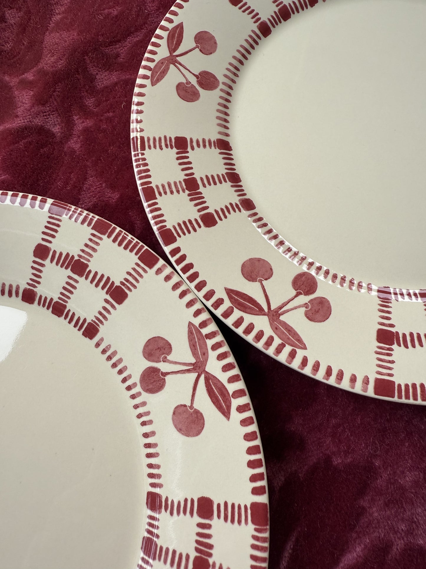 Cinq assiettes cerises en faïence