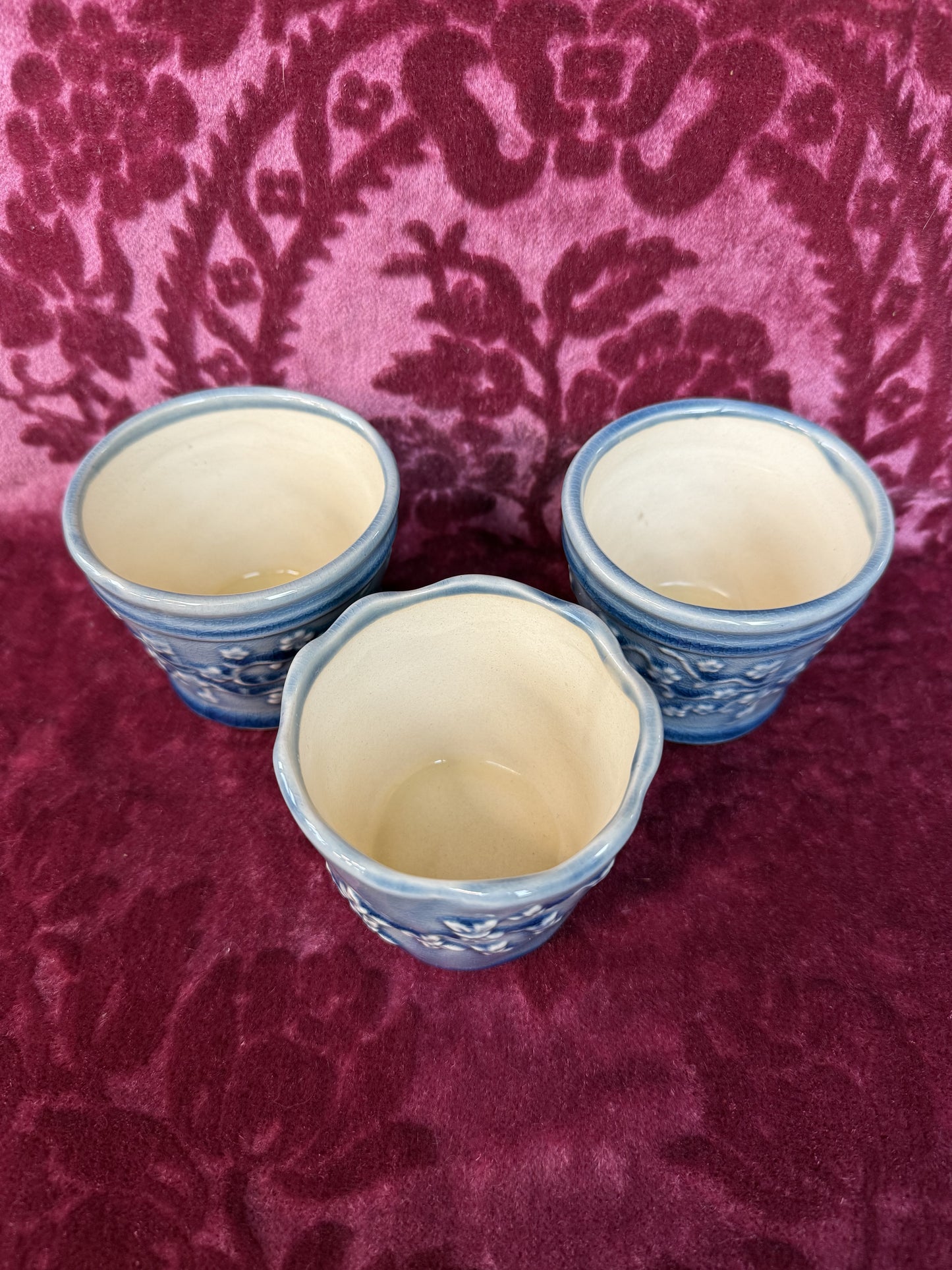 Trois petit pots de fleurs en grès émaillé