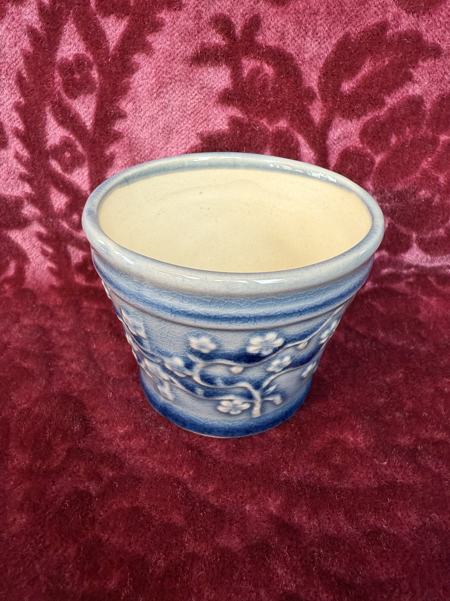Trois petit pots de fleurs en grès émaillé