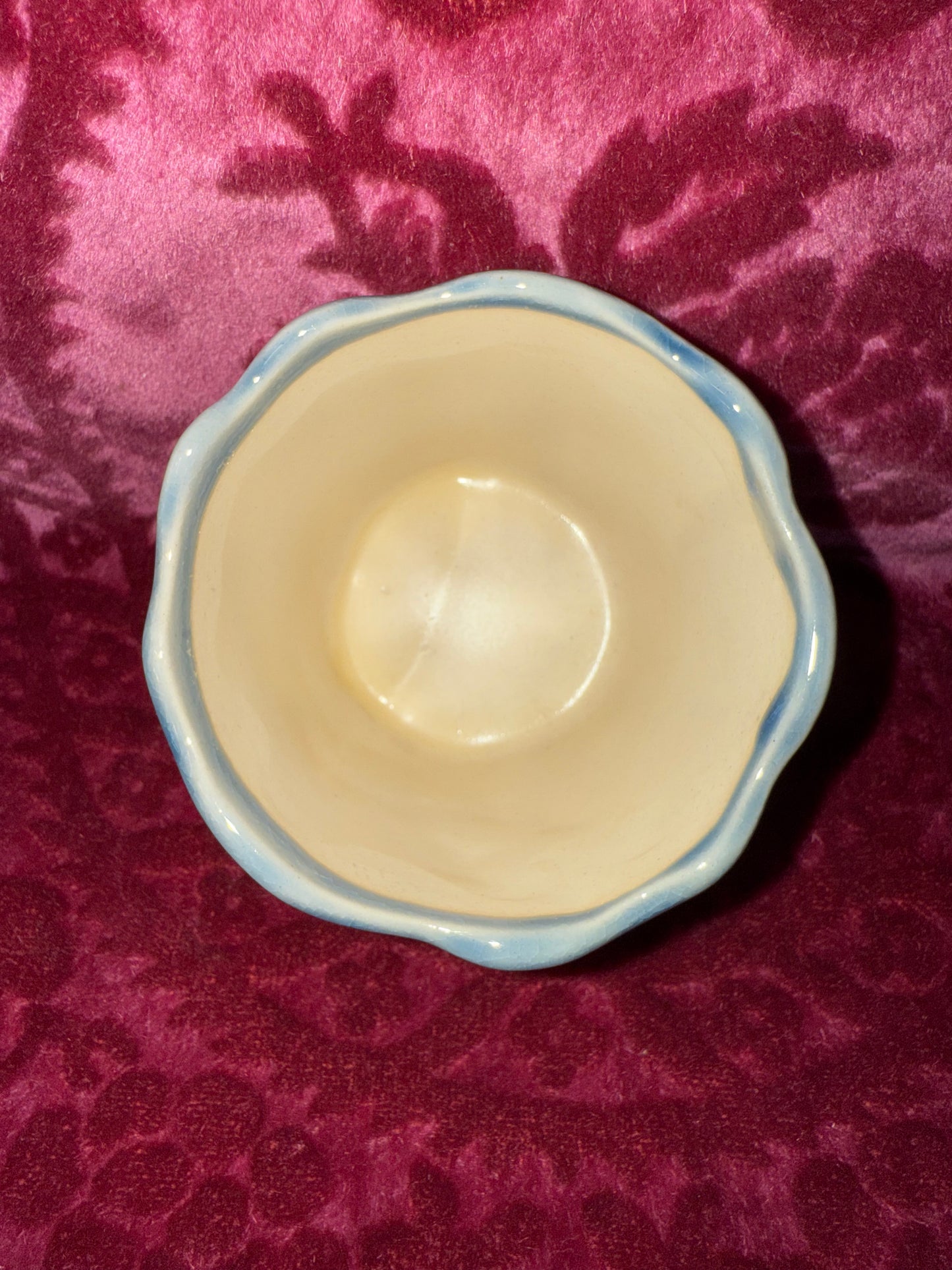 Trois petit pots de fleurs en grès émaillé