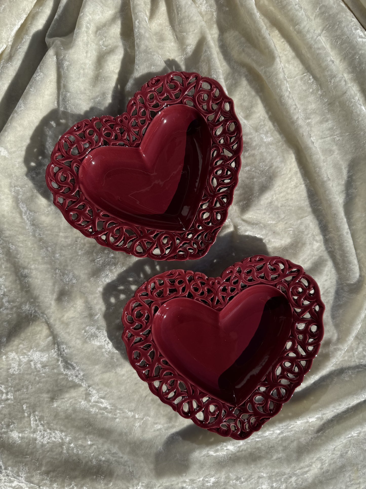 Deux assiettes coeurs aux côtés dentellés