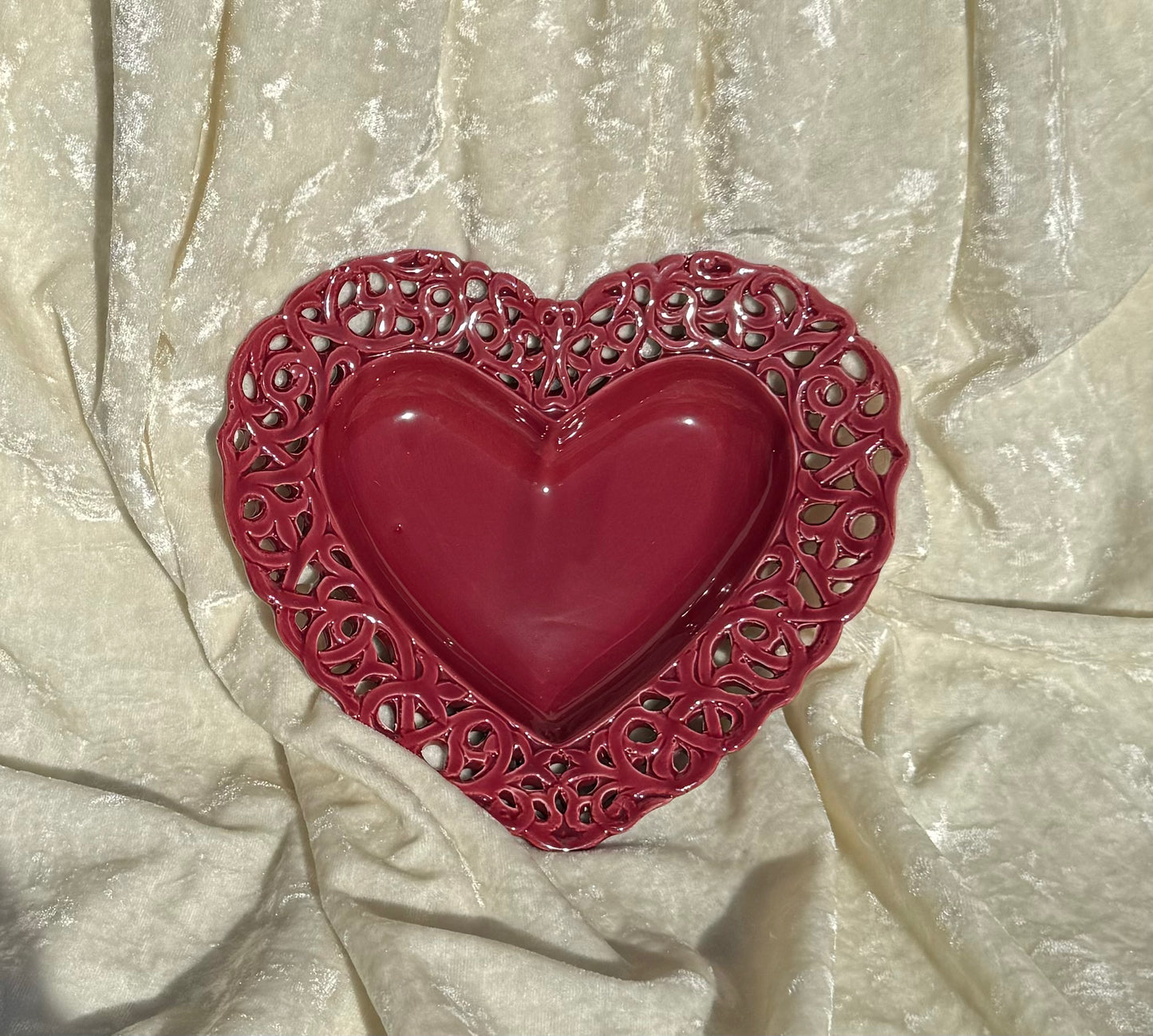 Deux assiettes coeurs aux côtés dentellés