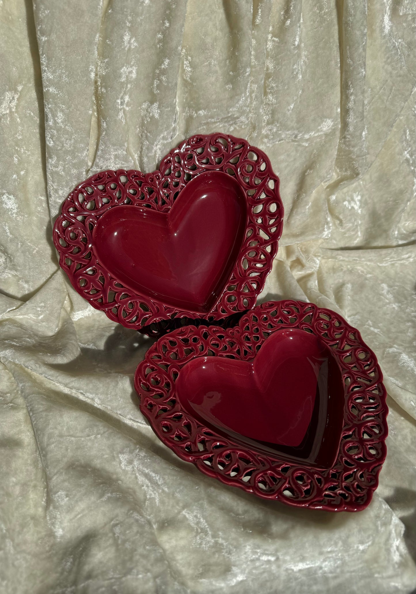 Deux assiettes coeurs aux côtés dentellés