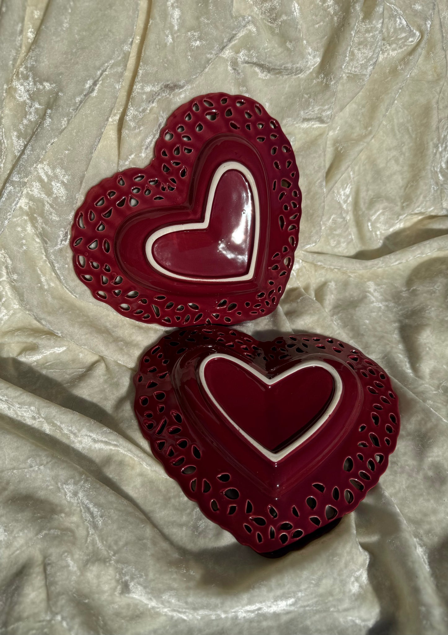 Deux assiettes coeurs aux côtés dentellés