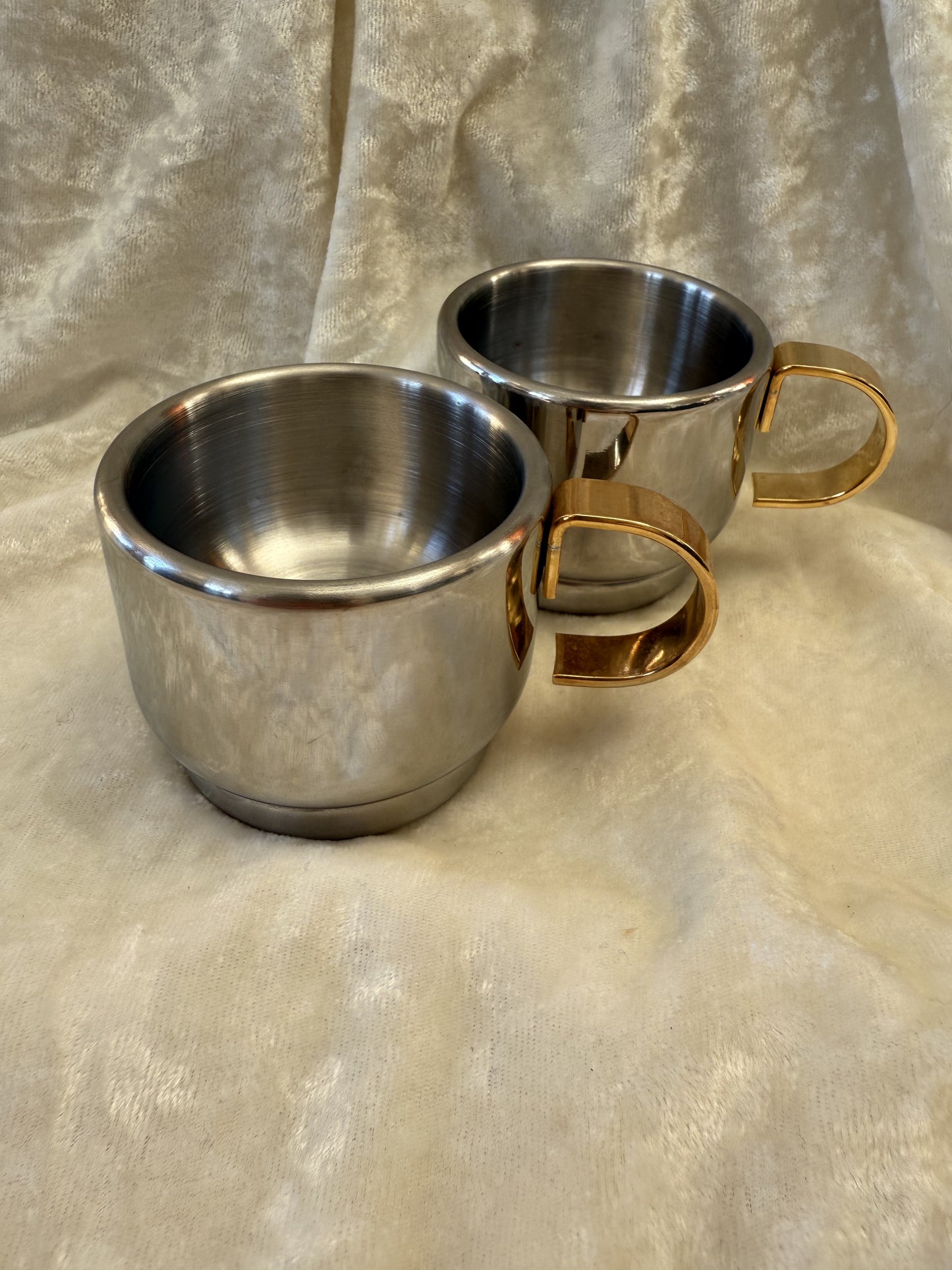 Deux petites tasses à café en inox avec soucoupes