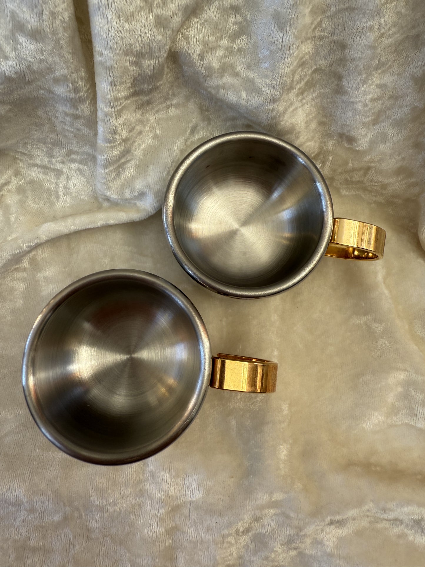Deux petites tasses à café en inox avec soucoupes