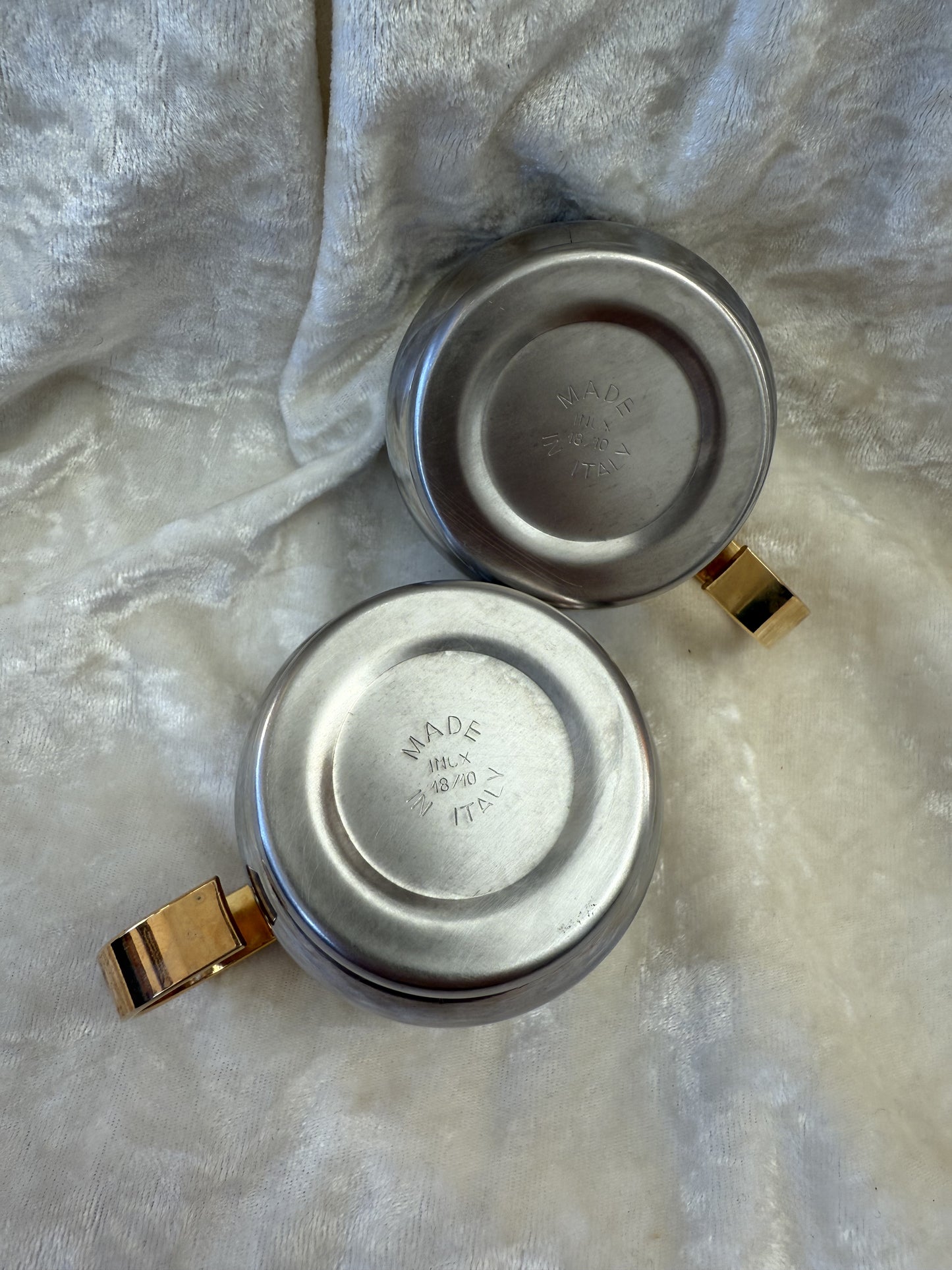 Deux petites tasses à café en inox avec soucoupes