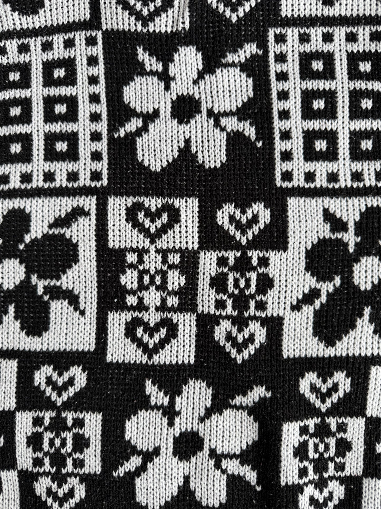 Pull noir & blanc à motifs T.4 ans