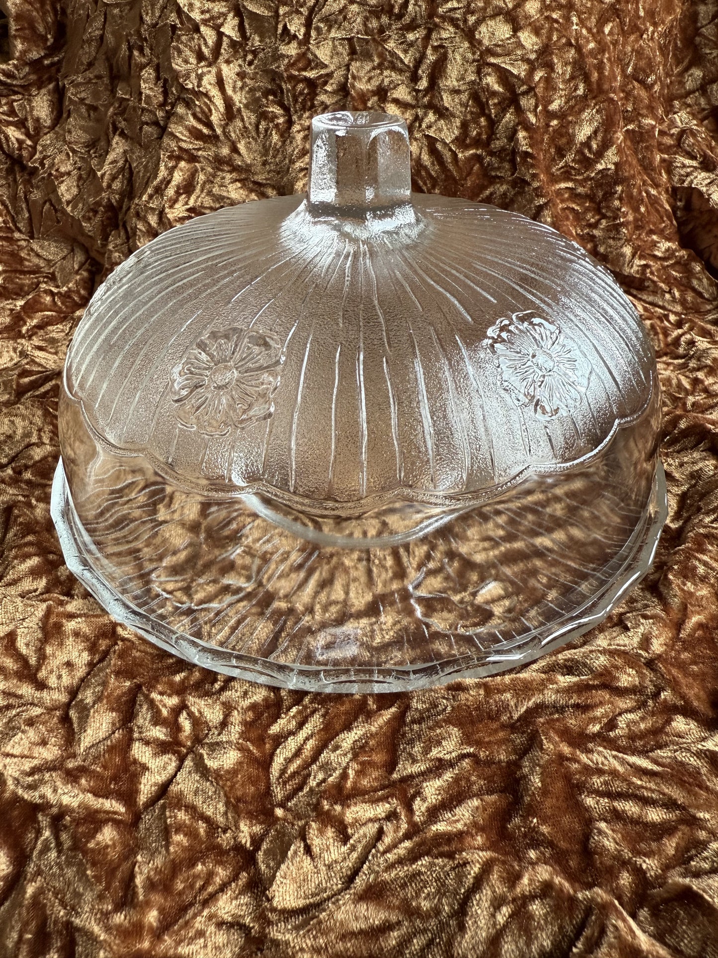 Cloche à gâteaux fleurie en verre