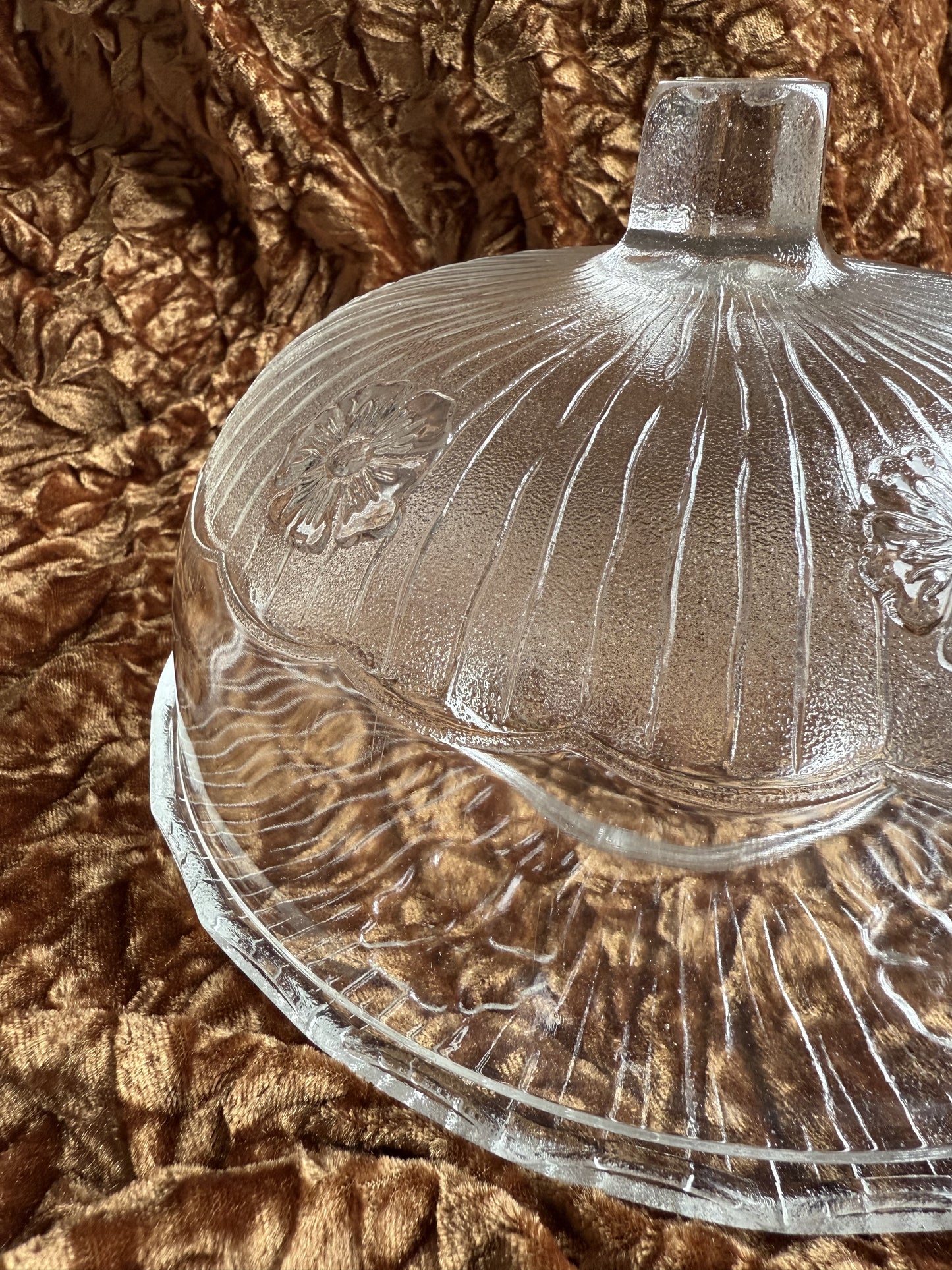Cloche à gâteaux fleurie en verre