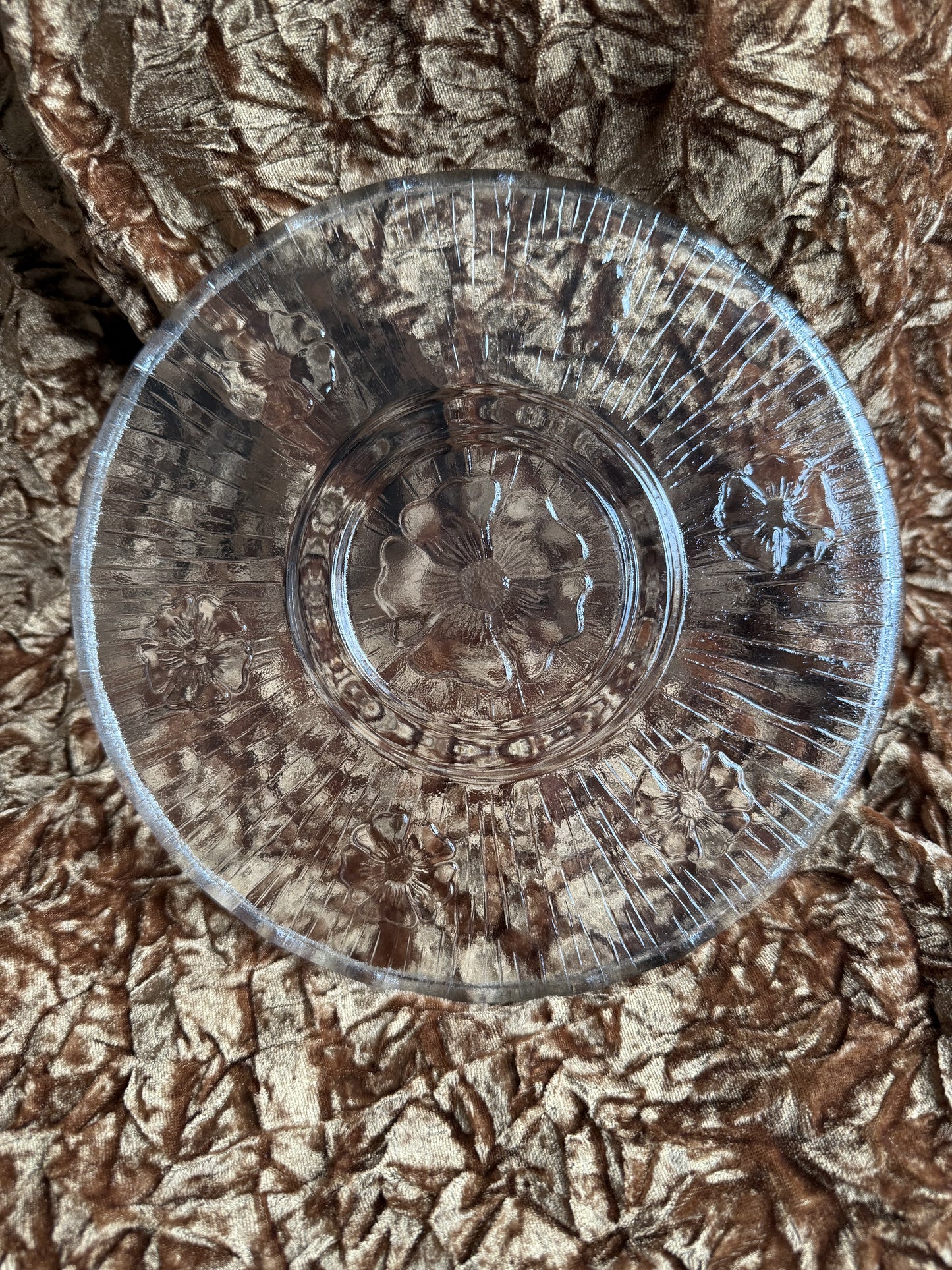 Cloche à gâteaux fleurie en verre