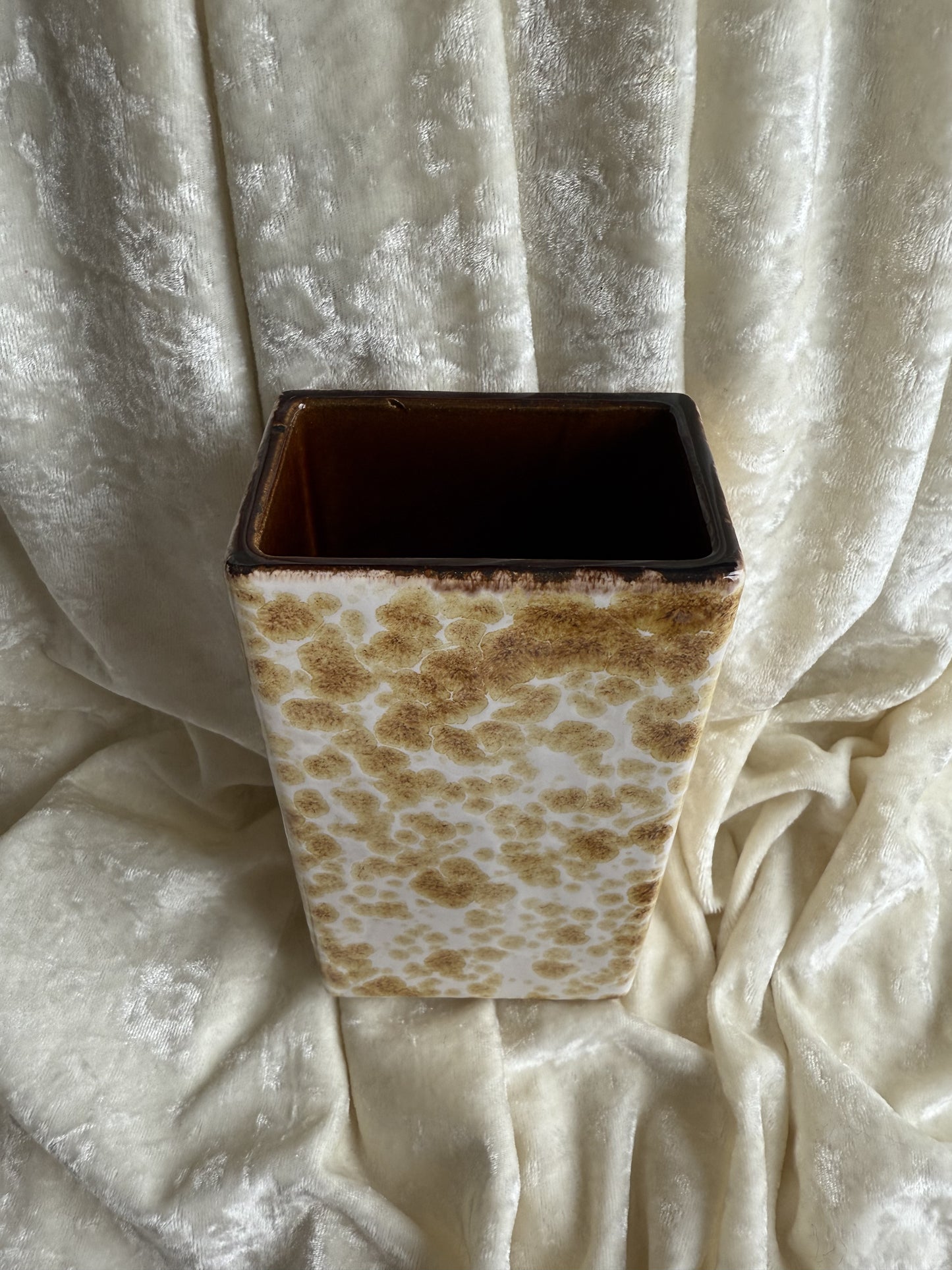 Vase rectangle moucheté en céramique