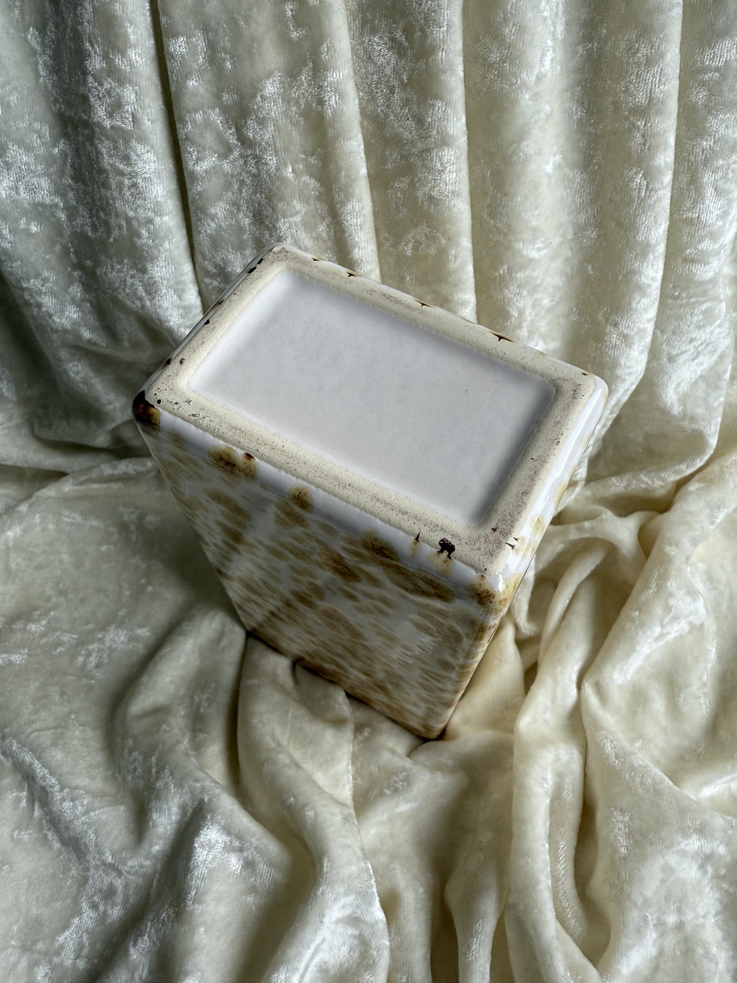 Vase rectangle moucheté en céramique