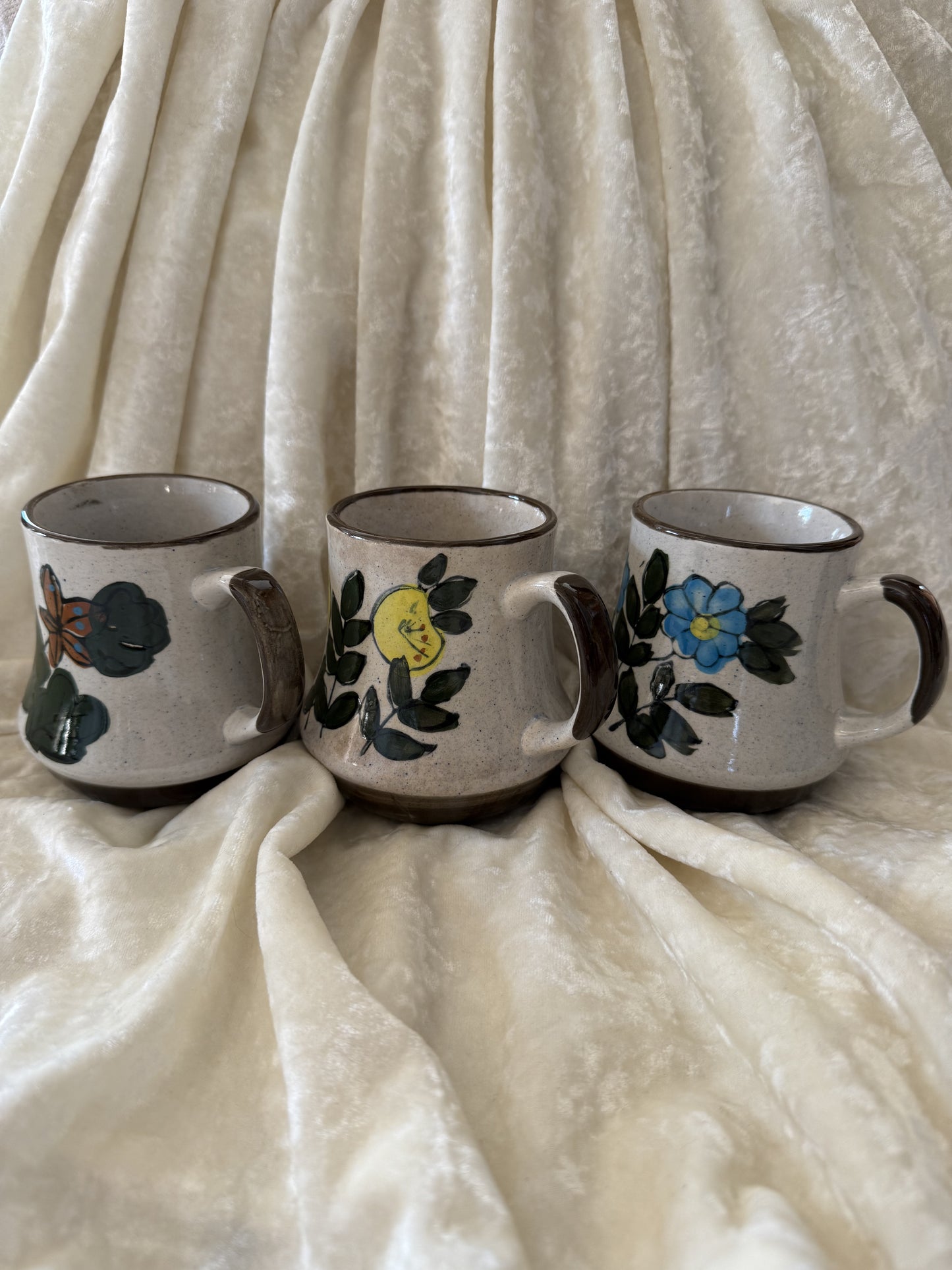 Trois tasses vintage en grès fleurs peintes à la main