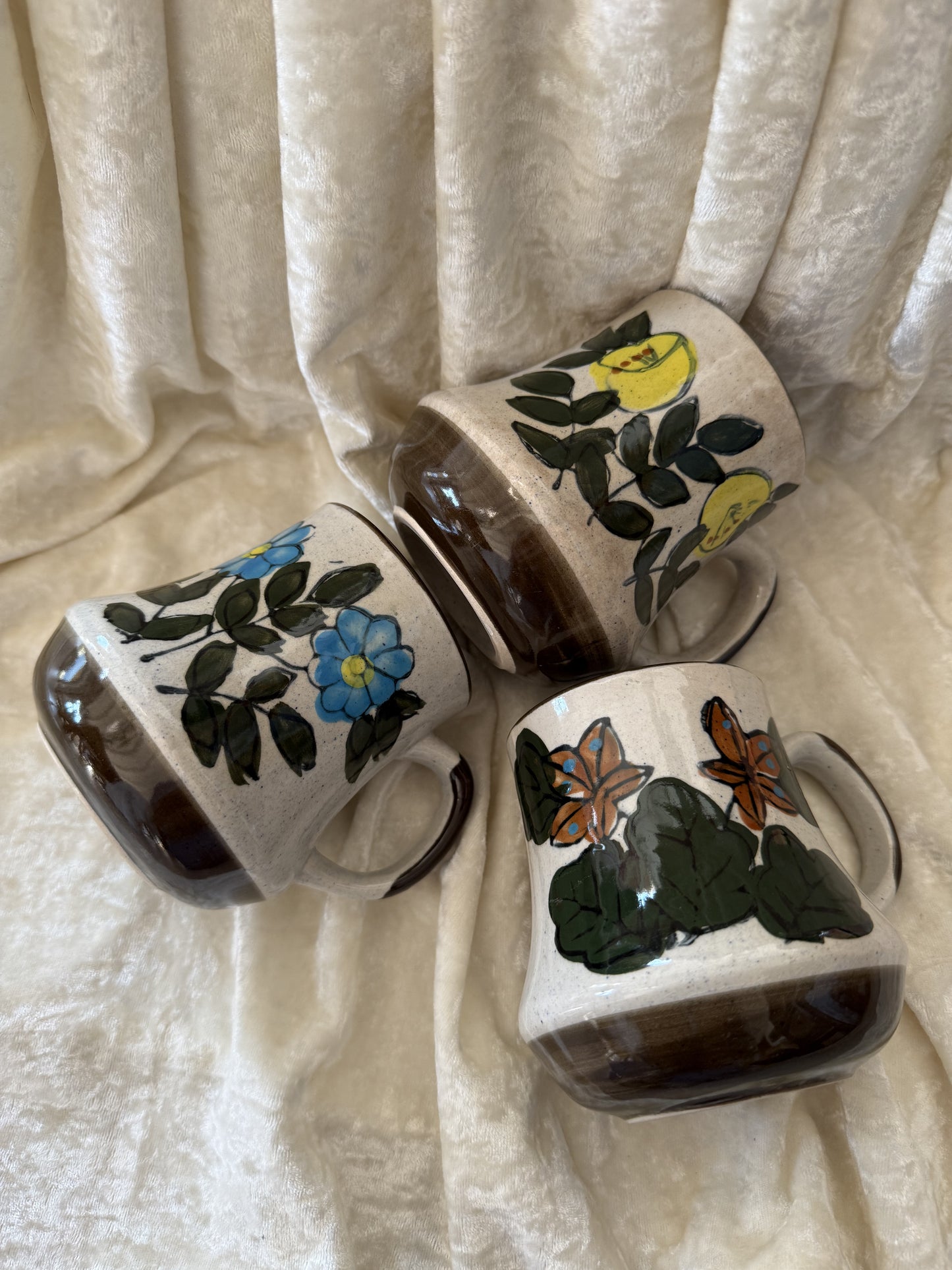 Trois tasses vintage en grès fleurs peintes à la main