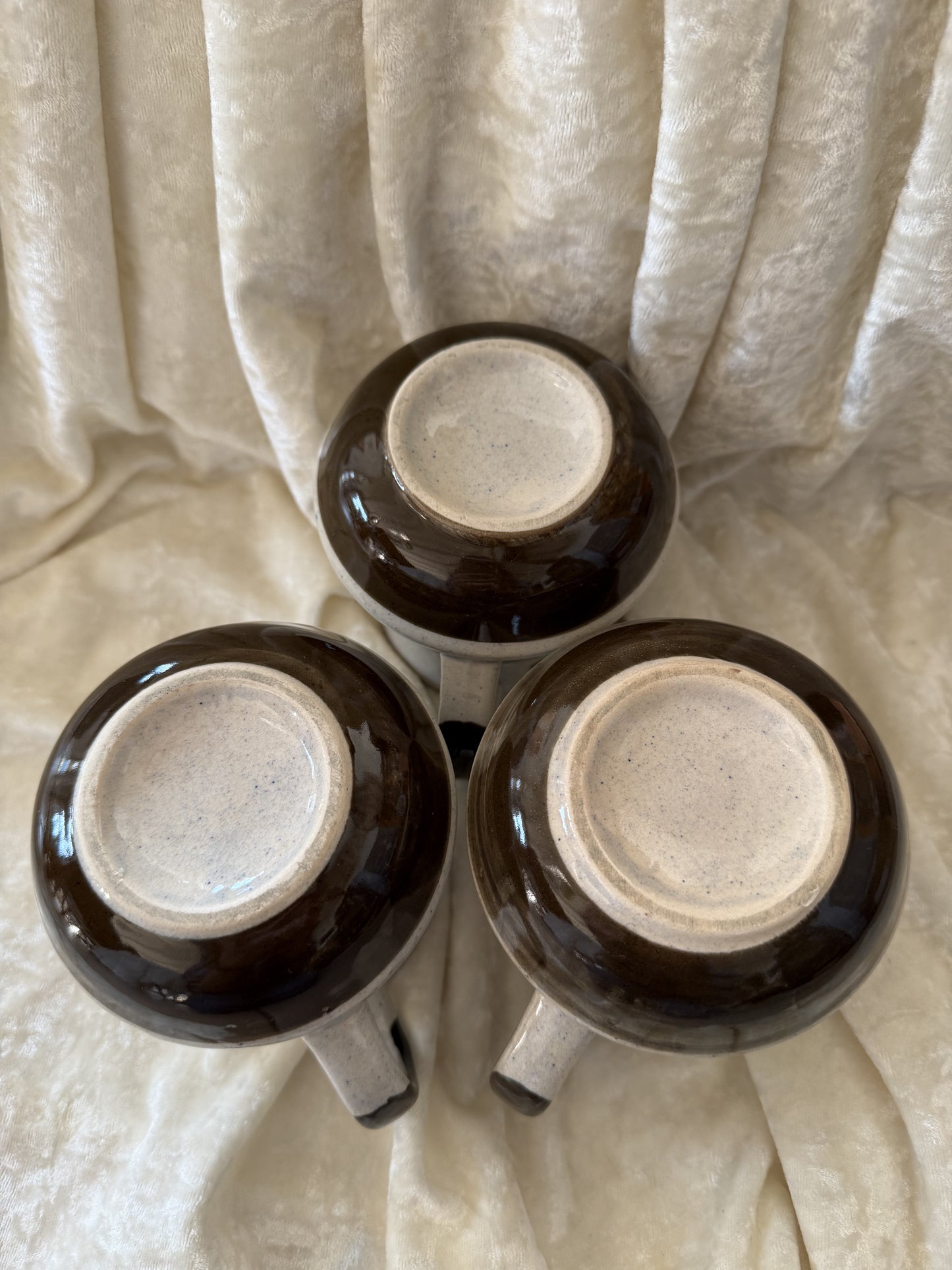 Trois tasses vintage en grès fleurs peintes à la main