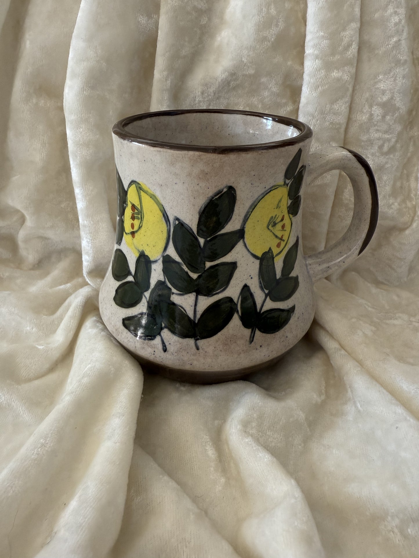 Trois tasses vintage en grès fleurs peintes à la main