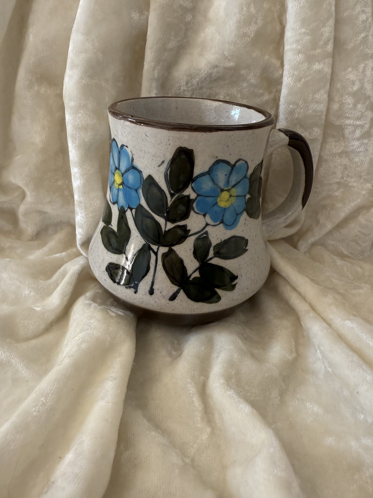 Trois tasses vintage en grès fleurs peintes à la main