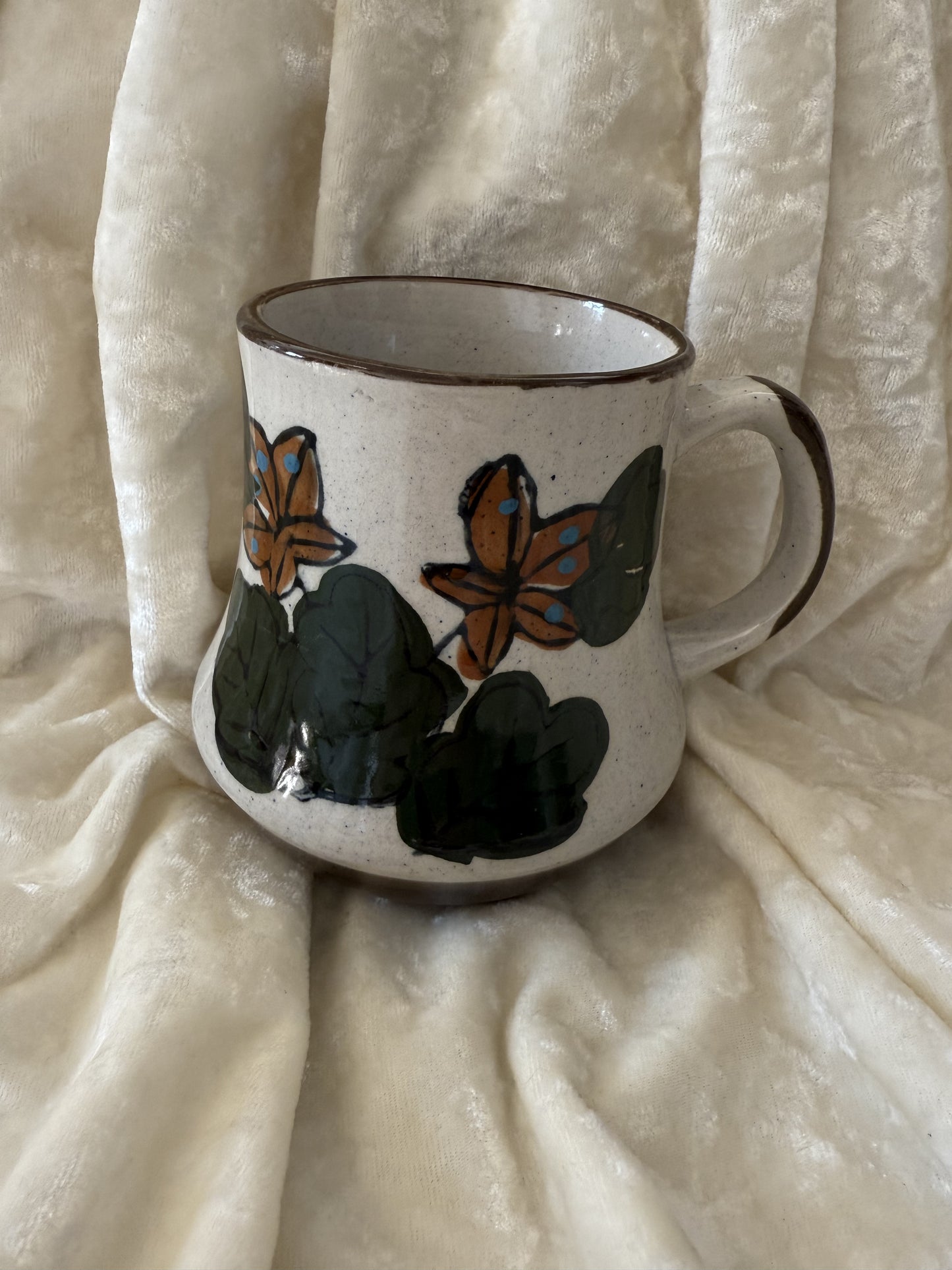 Trois tasses vintage en grès fleurs peintes à la main
