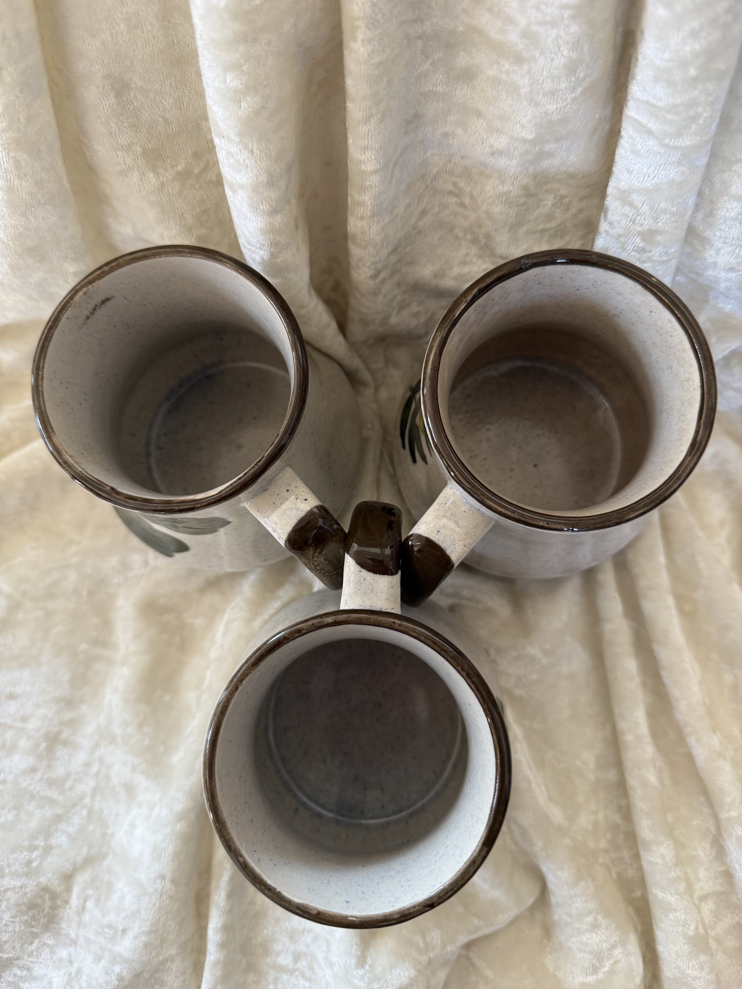 Trois tasses vintage en grès fleurs peintes à la main