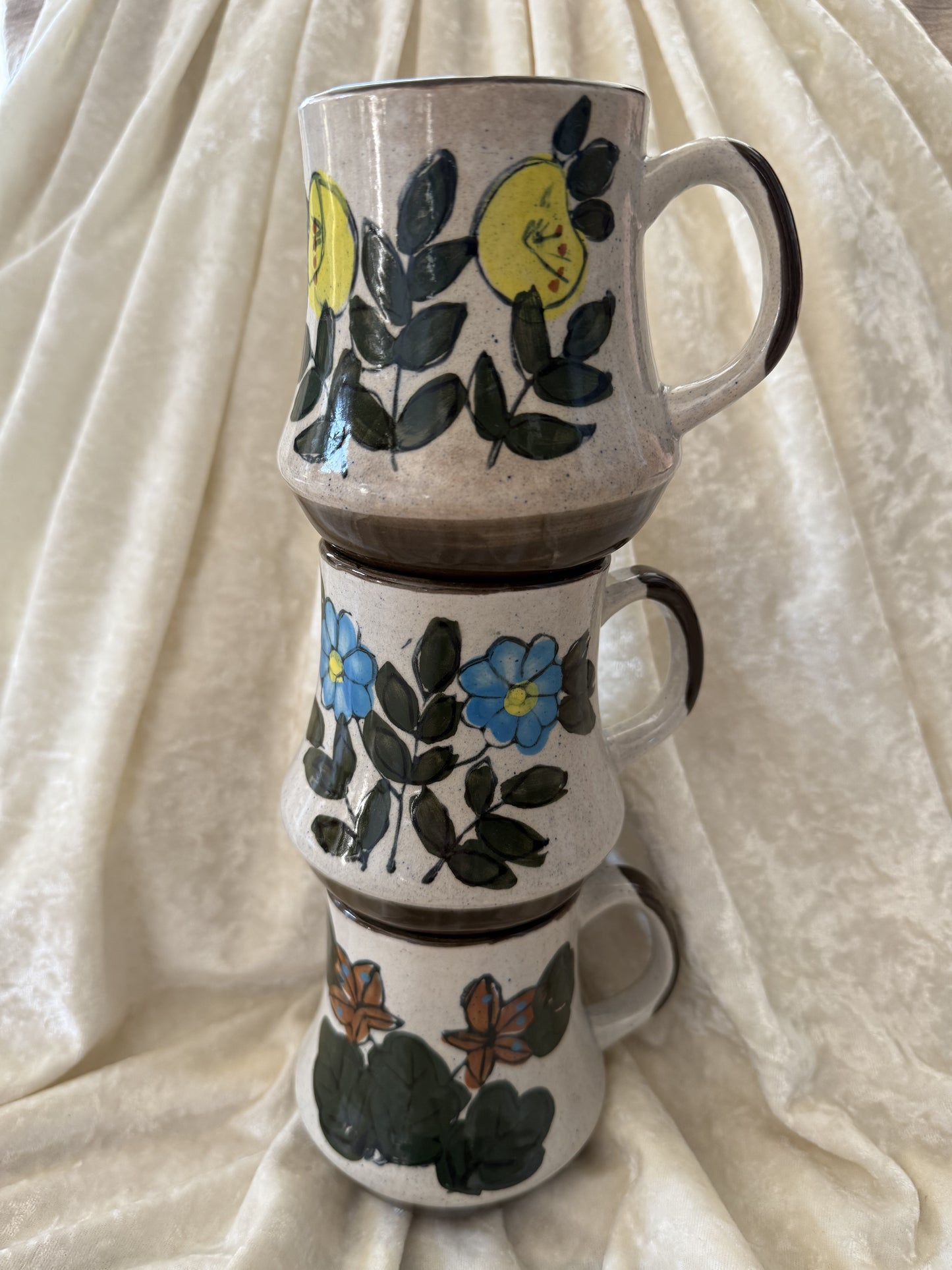 Trois tasses vintage en grès fleurs peintes à la main