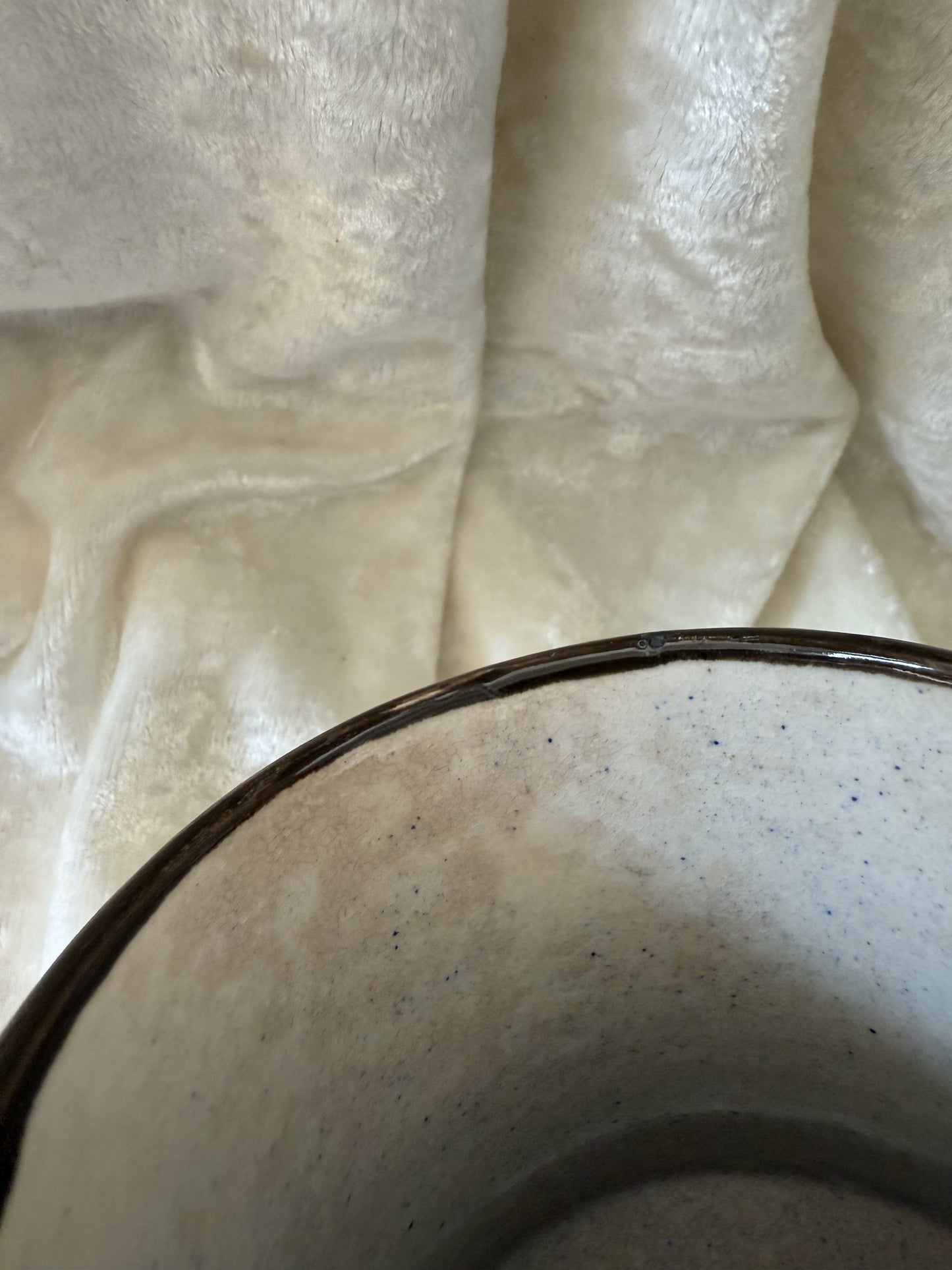 Trois tasses vintage en grès fleurs peintes à la main