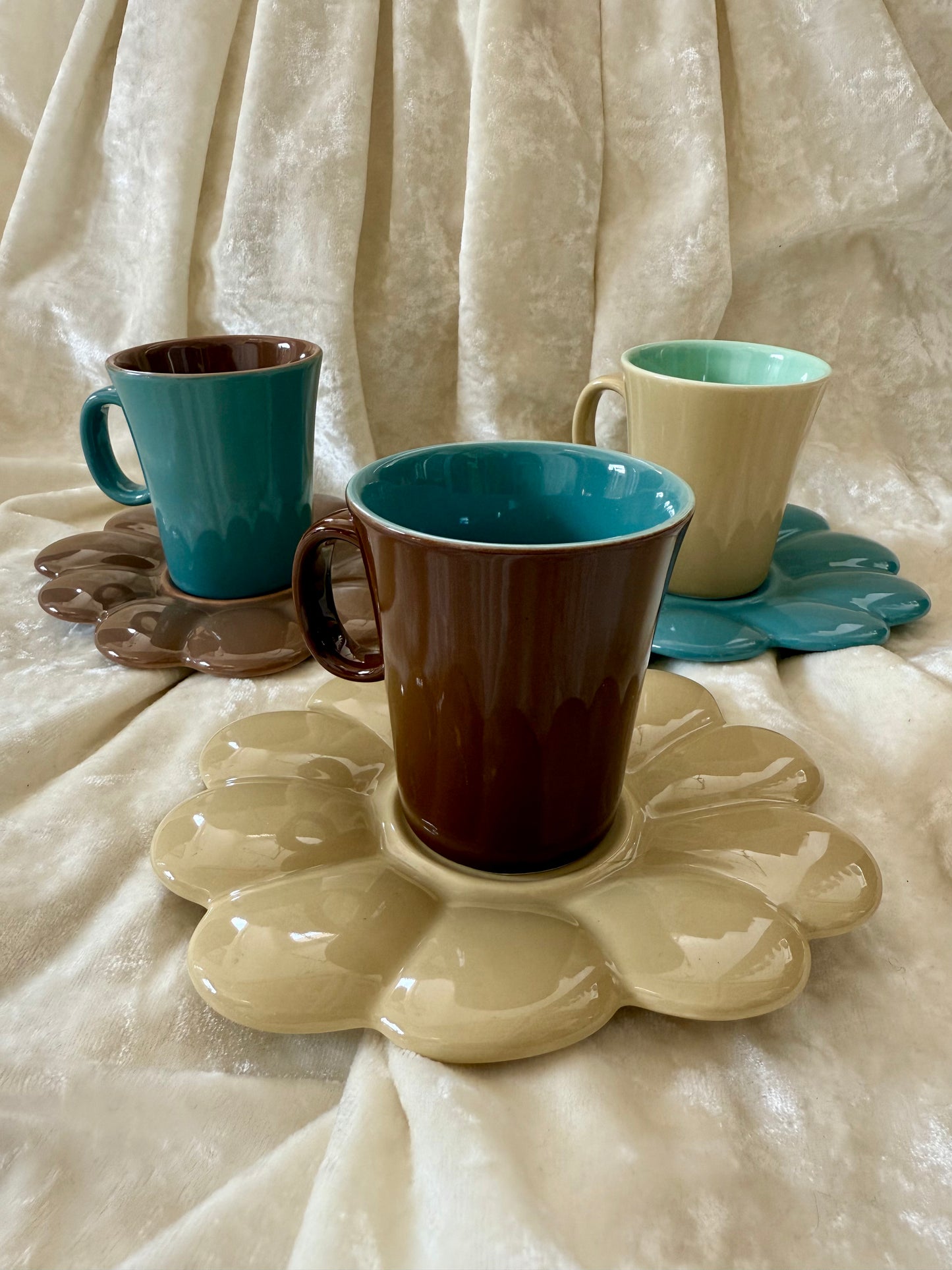 Trois tasses à café avec soucoupes en formes de fleurs Ainsi de suite